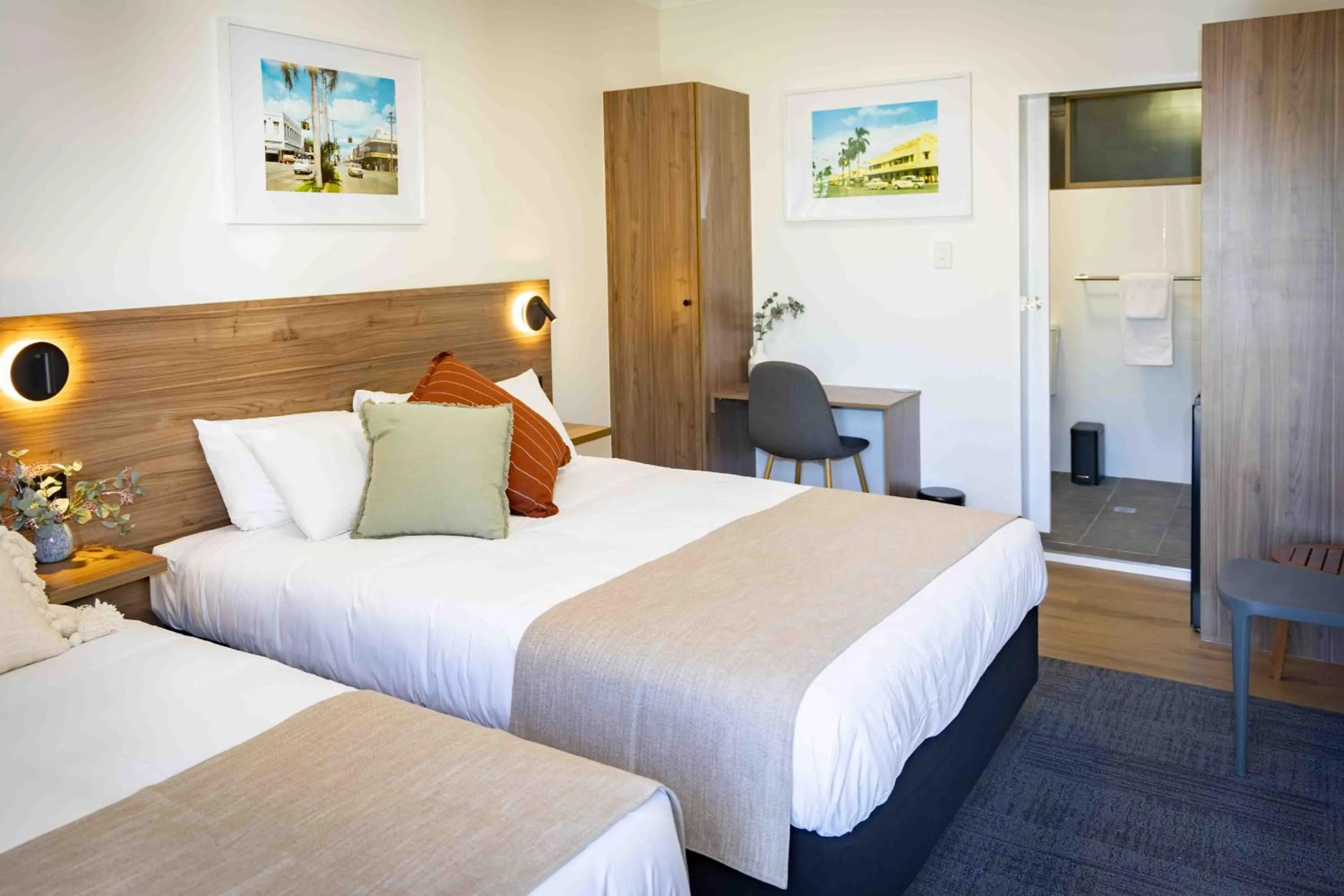 Photo of the whole room, Bed in The Metropolitan Hotel