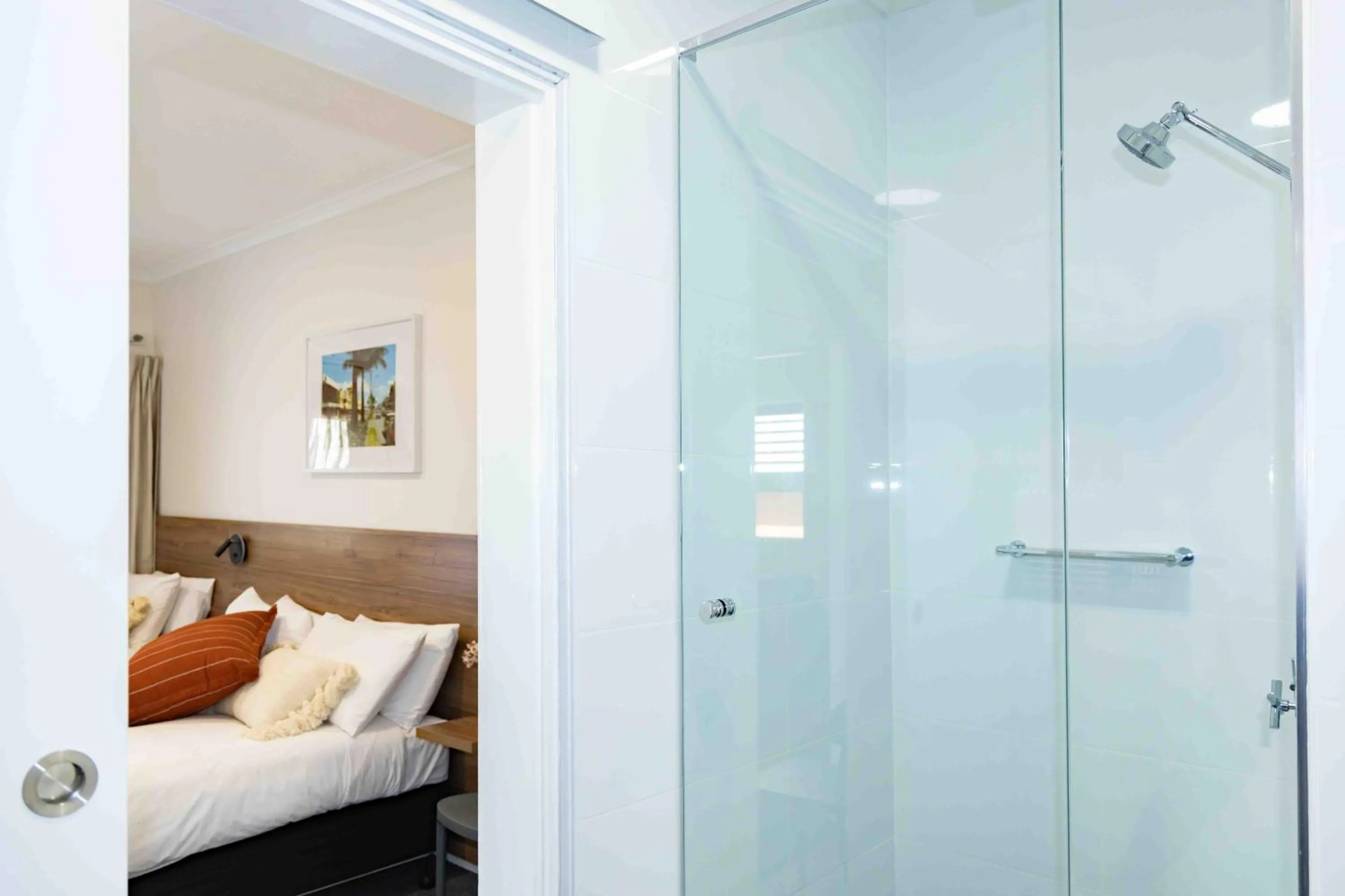 Bathroom, Bed in The Metropolitan Hotel