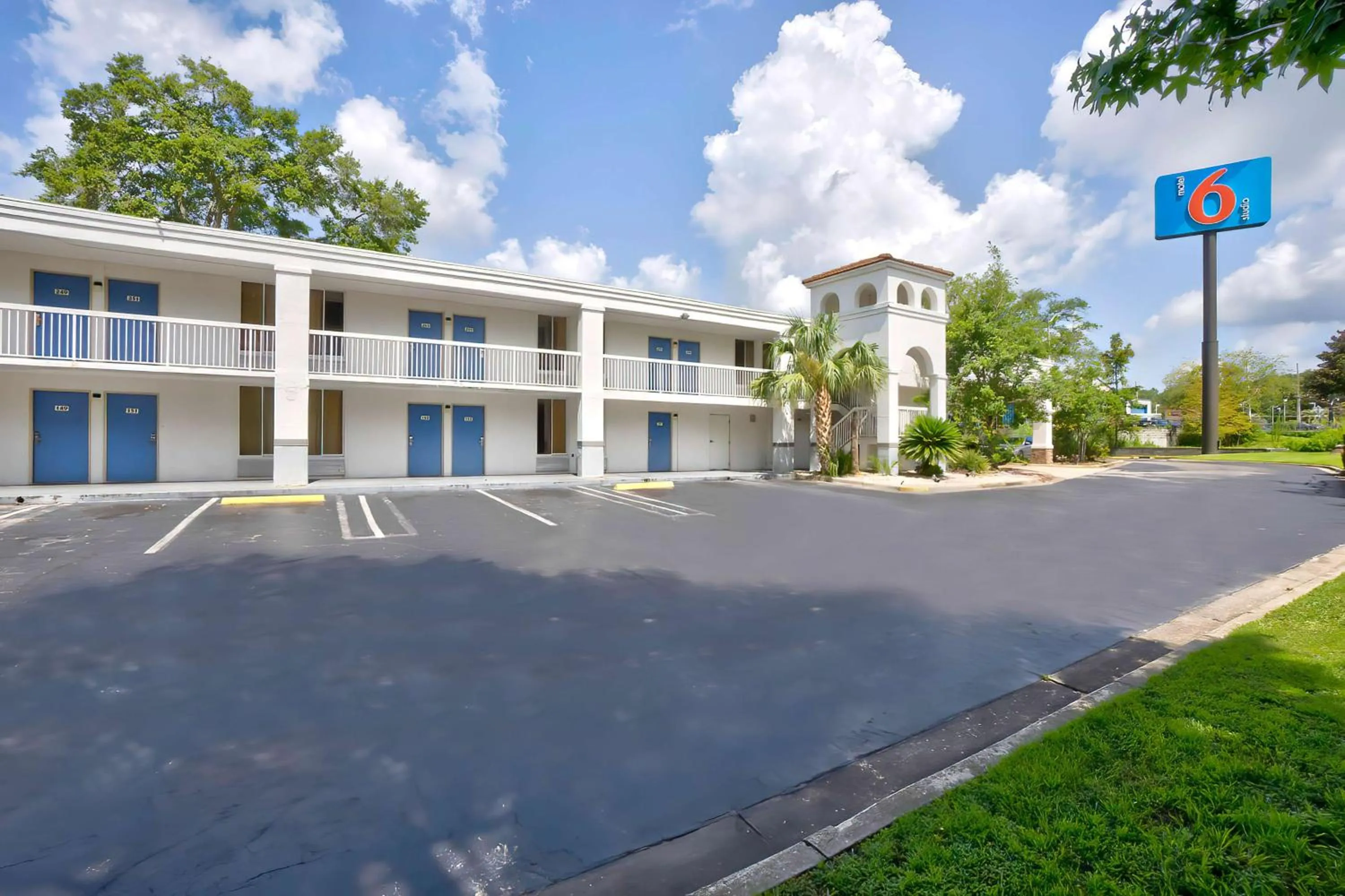 Property building in Motel 6-Gainesville, FL