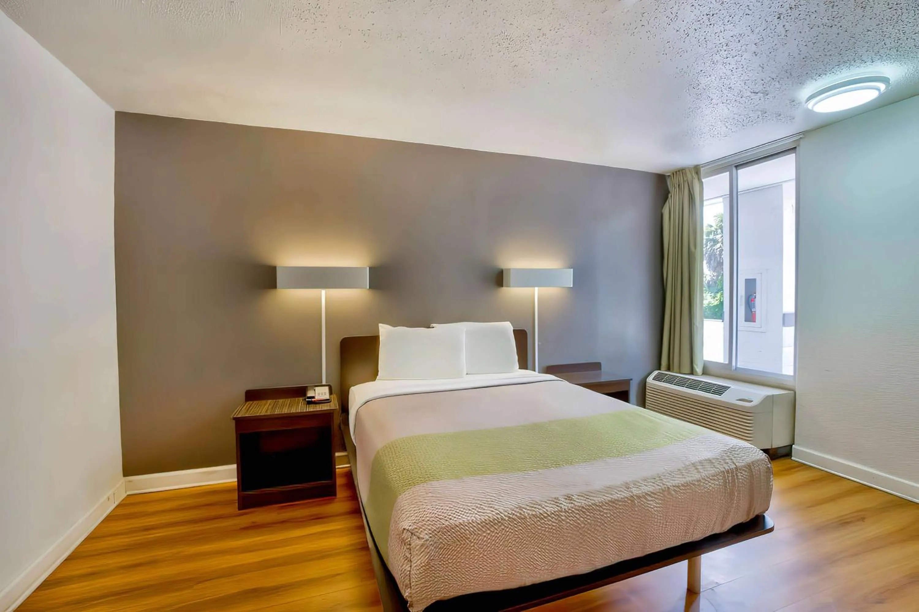 Bedroom, Bed in Motel 6-Gainesville, FL