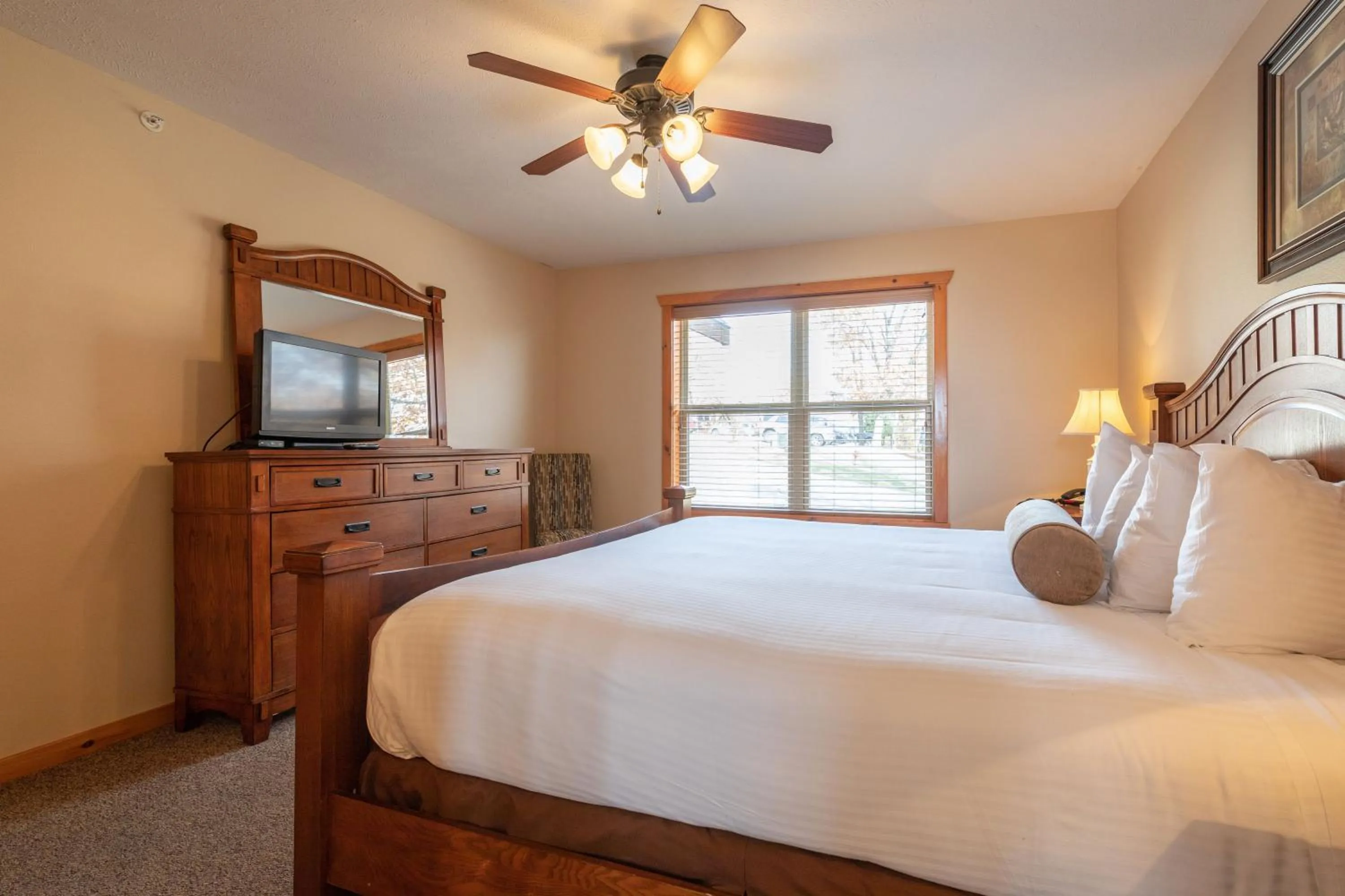 Bedroom, Bed in The Lodges at Table Rock