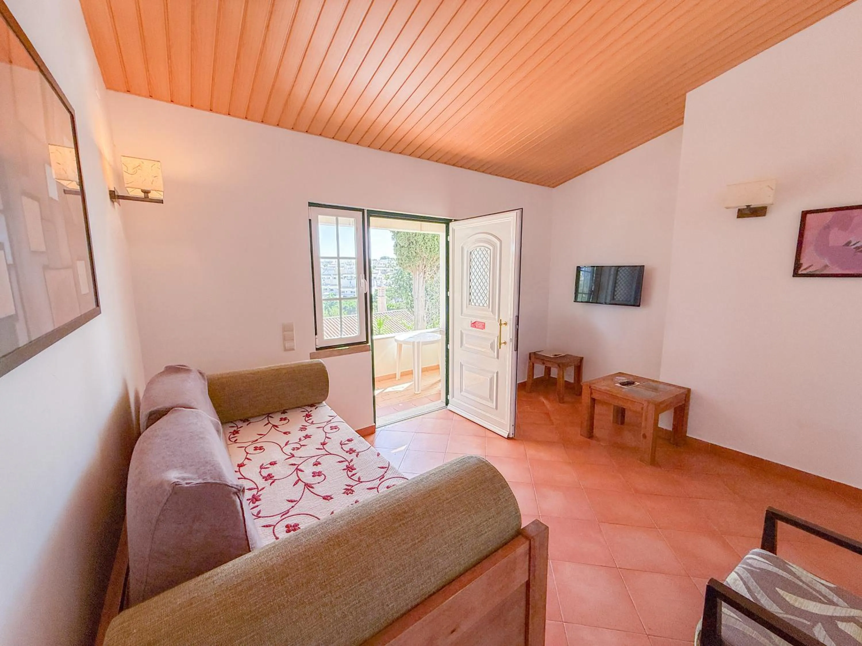 Communal lounge/ TV room, Bed in Oleandro Country Club