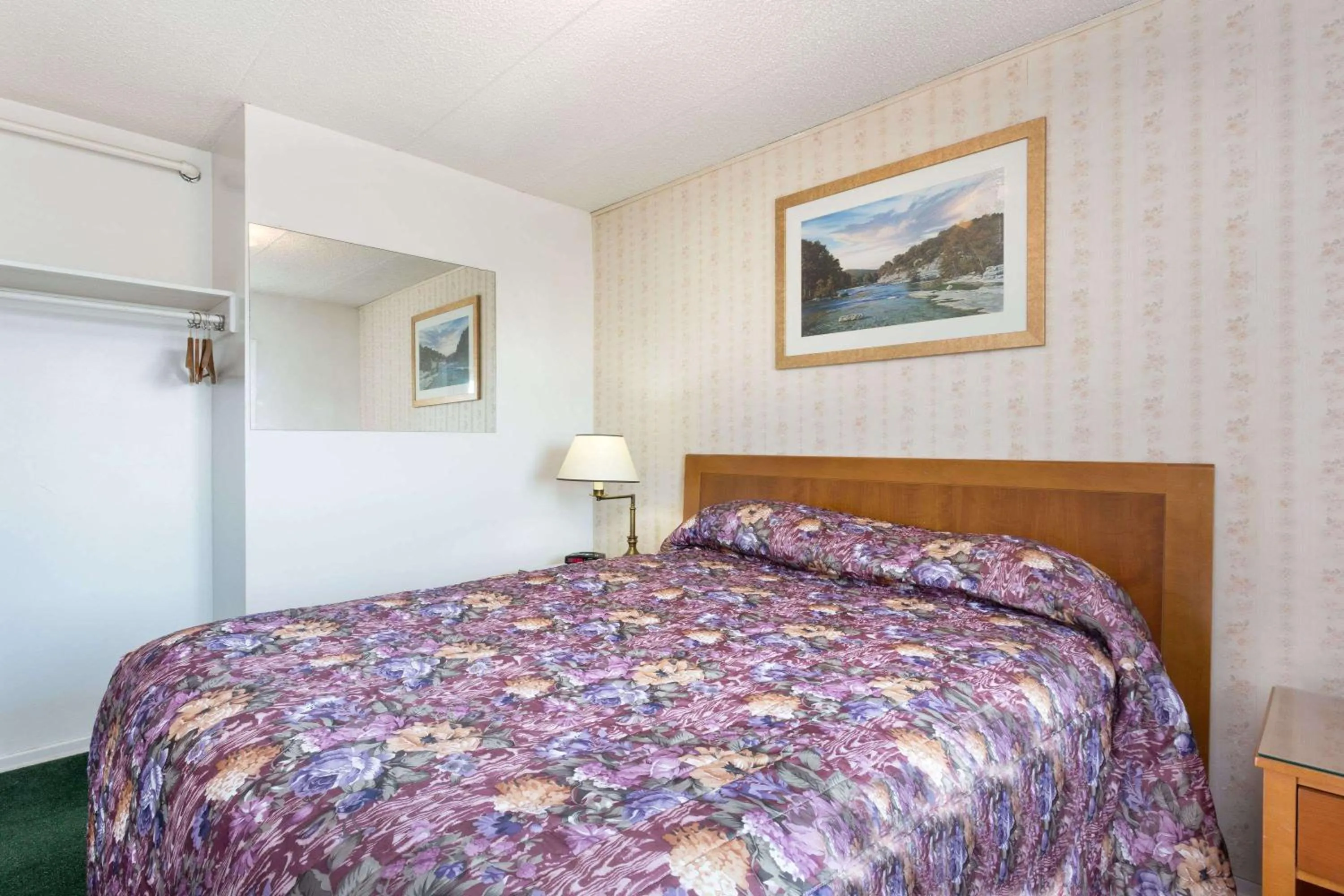 Photo of the whole room, Bed in MOOSEJAW INN