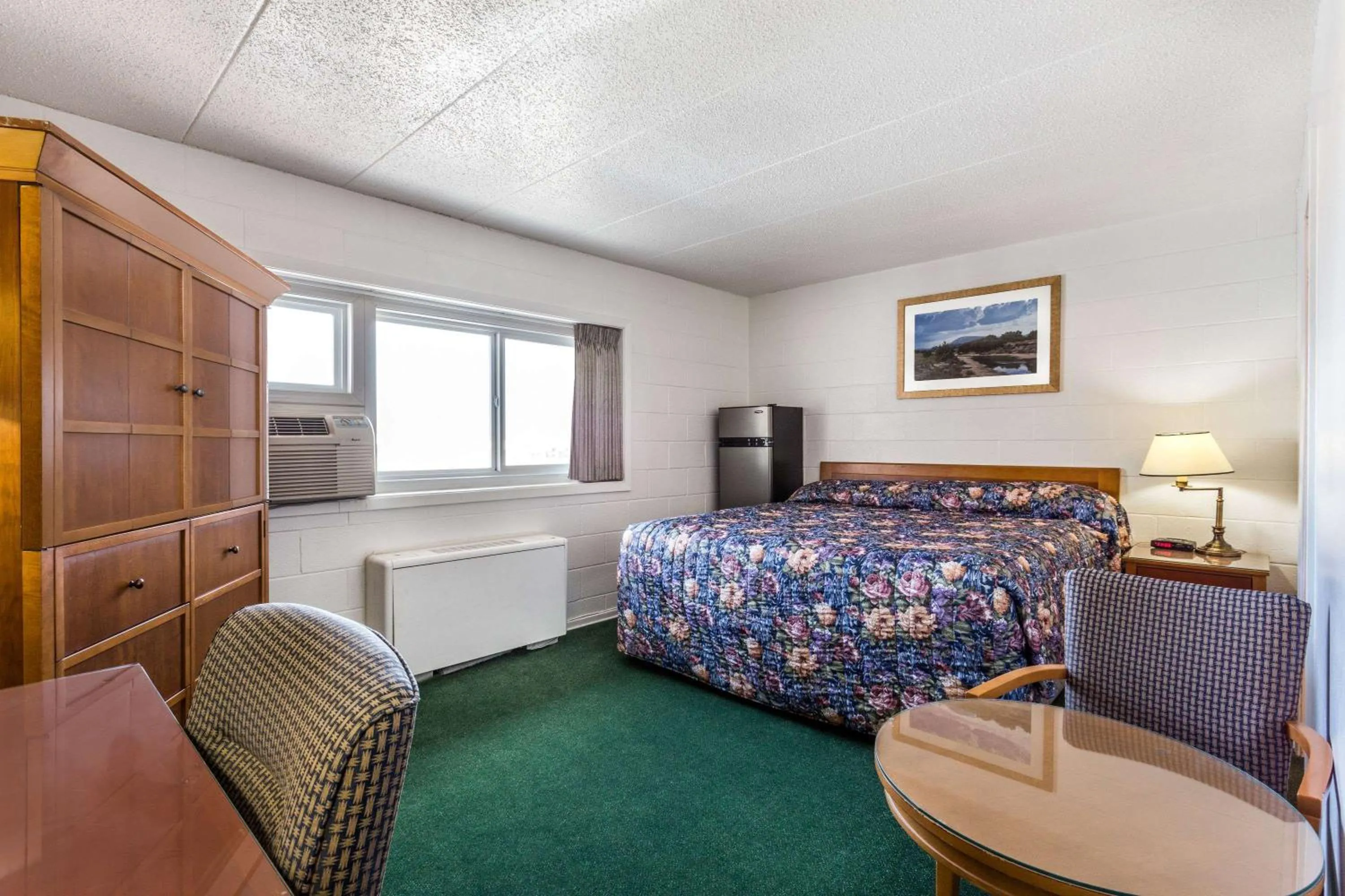 Photo of the whole room, Bed in MOOSEJAW INN
