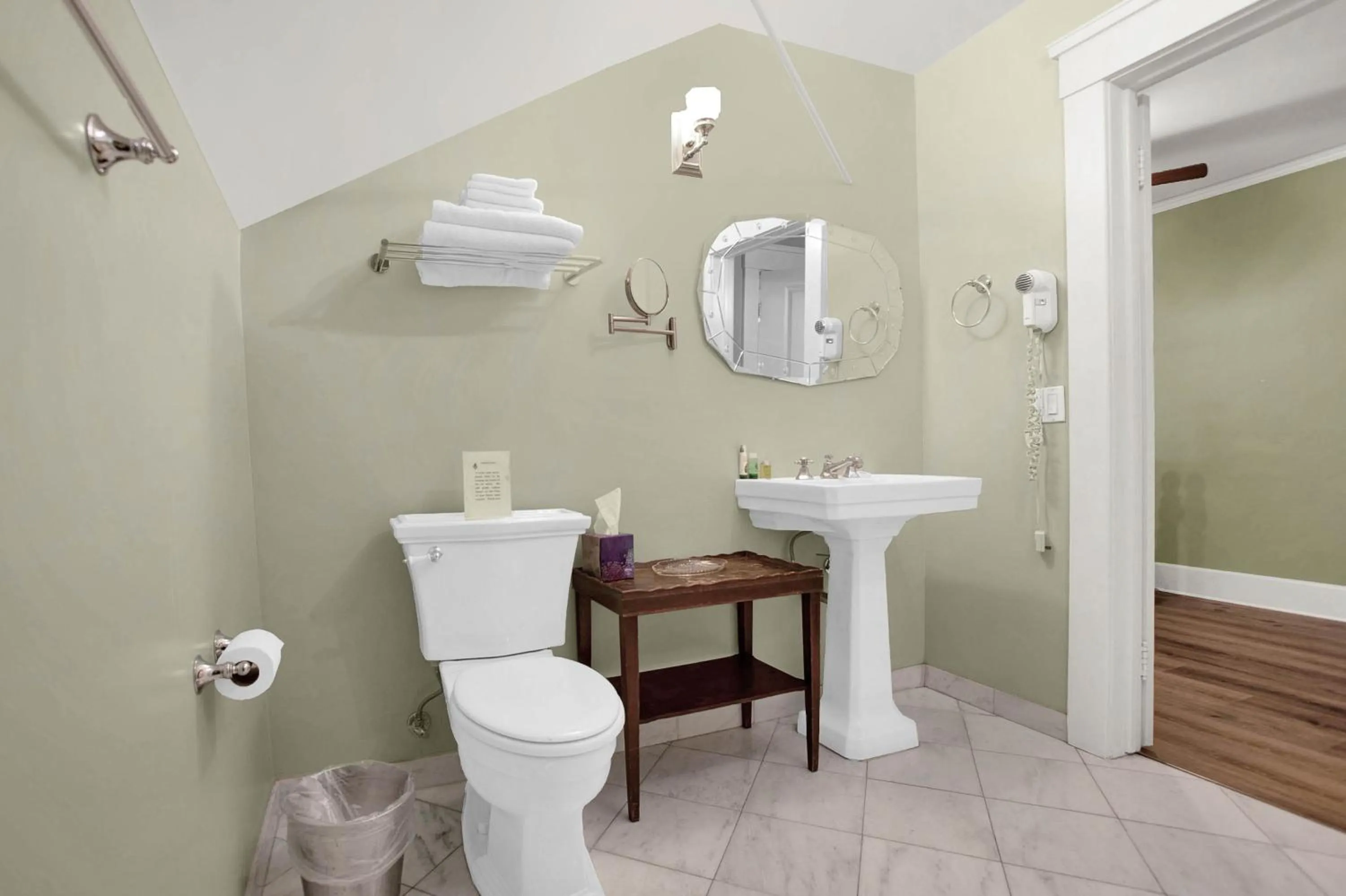 Toilet in Arroyo Vista Inn