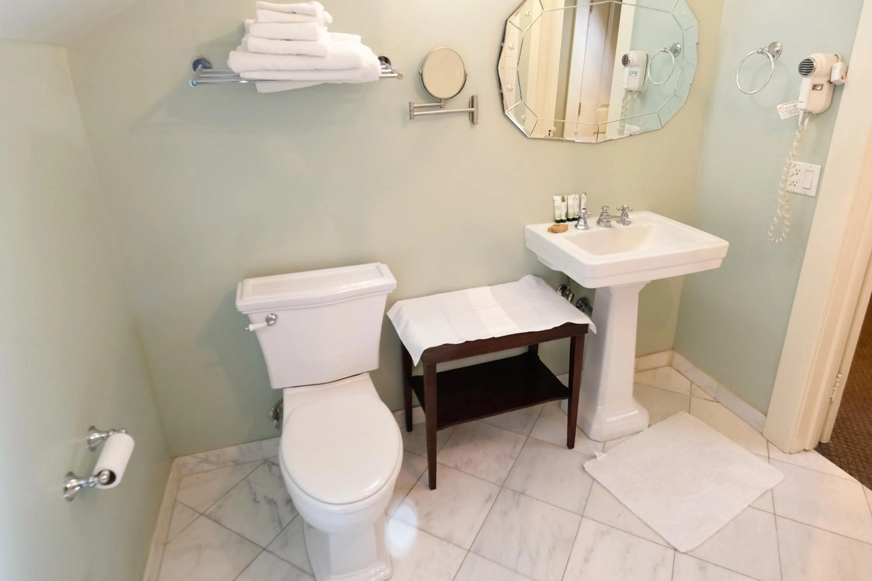 Toilet in Arroyo Vista Inn