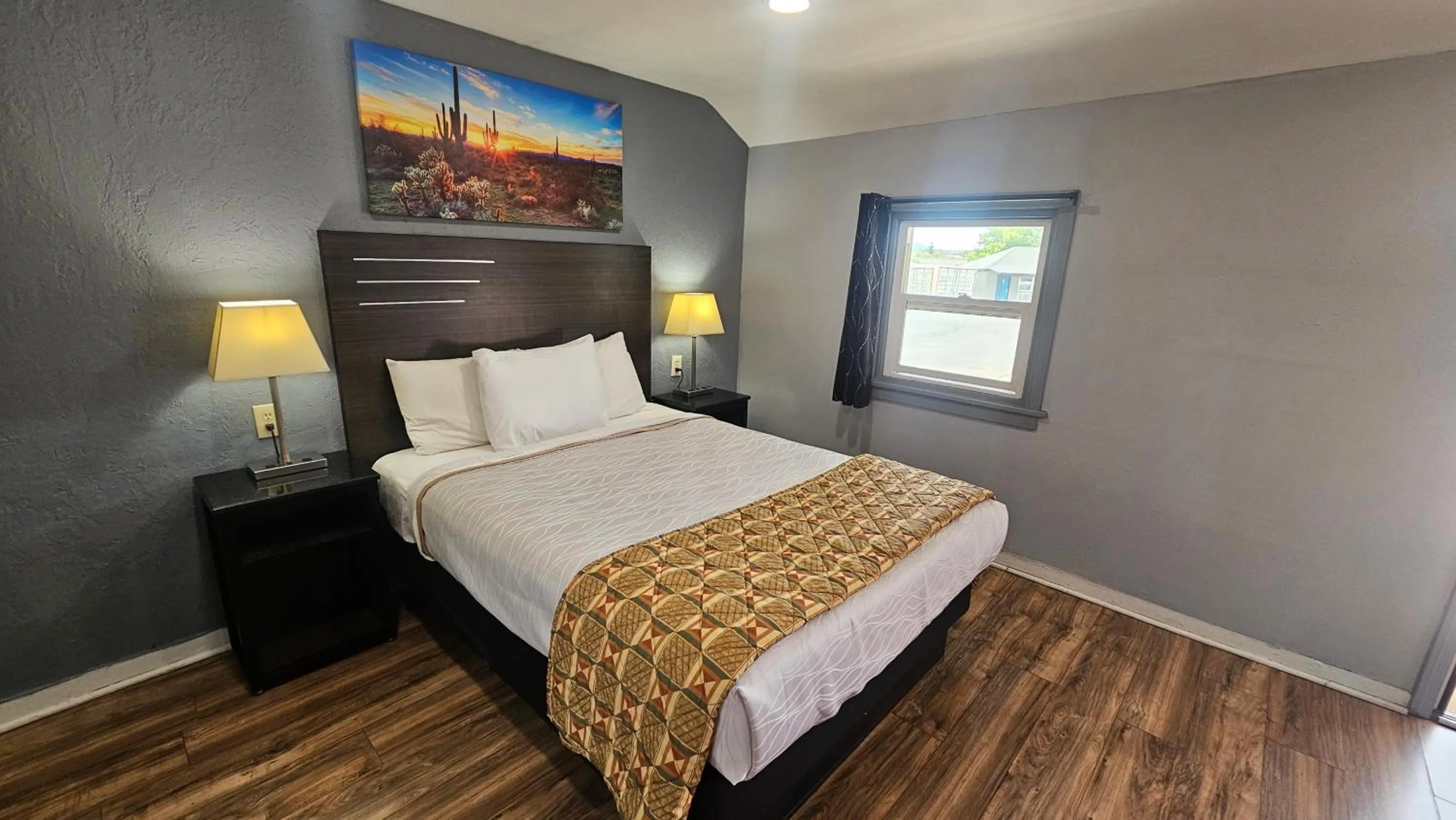 Bed in Travelers Inn