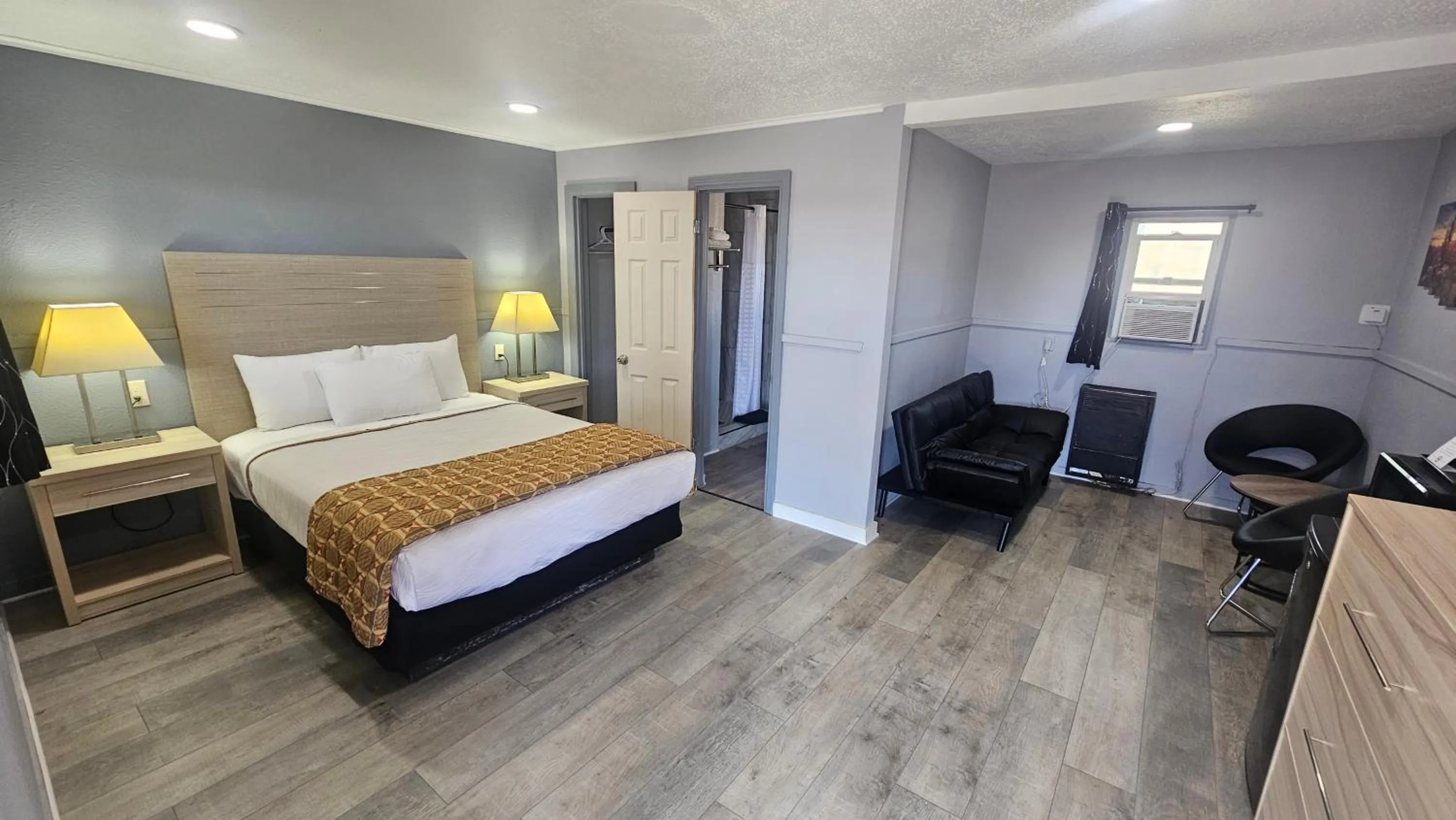 Photo of the whole room, Bed in Travelers Inn