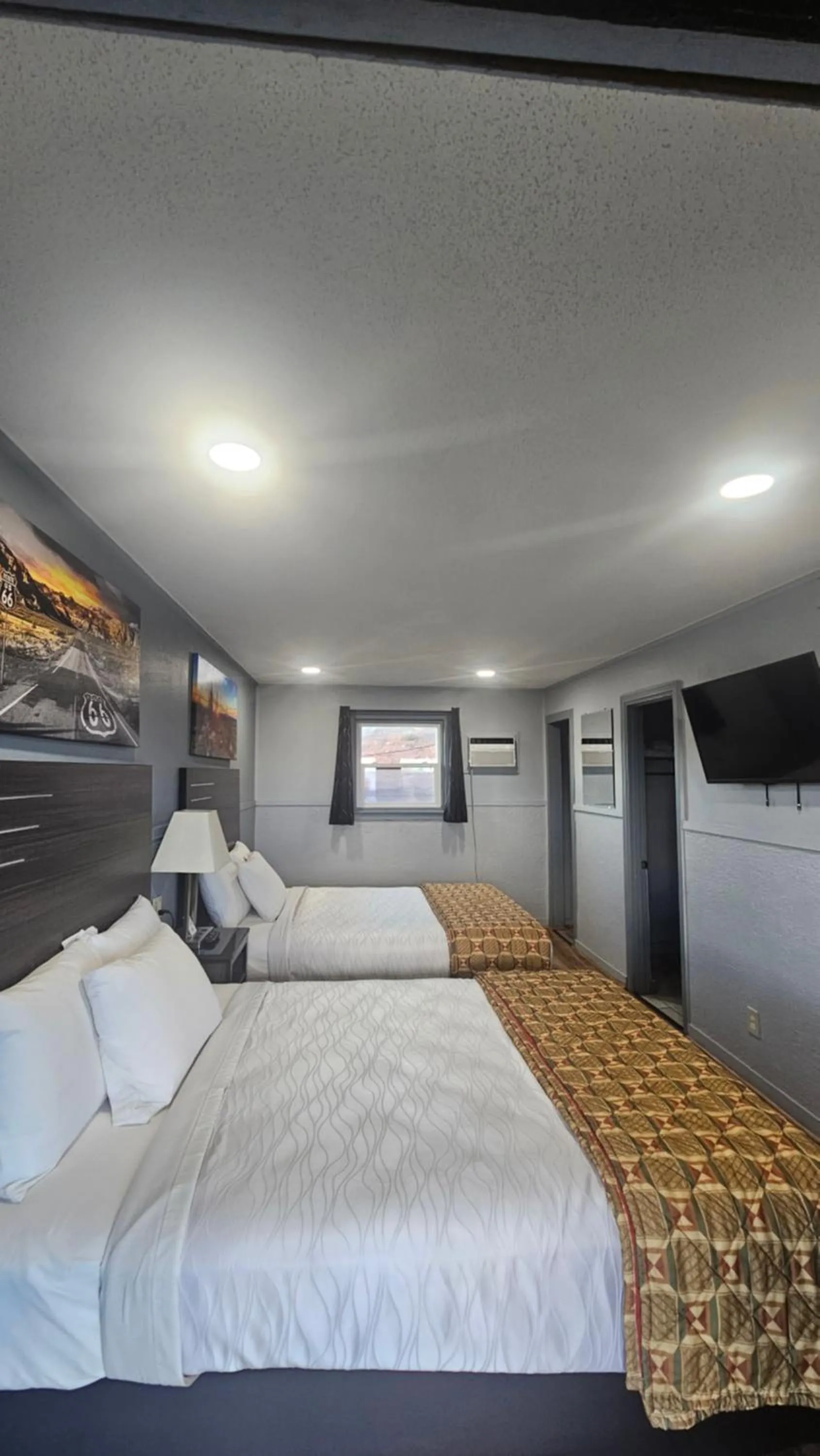 Photo of the whole room, Bed in Travelers Inn