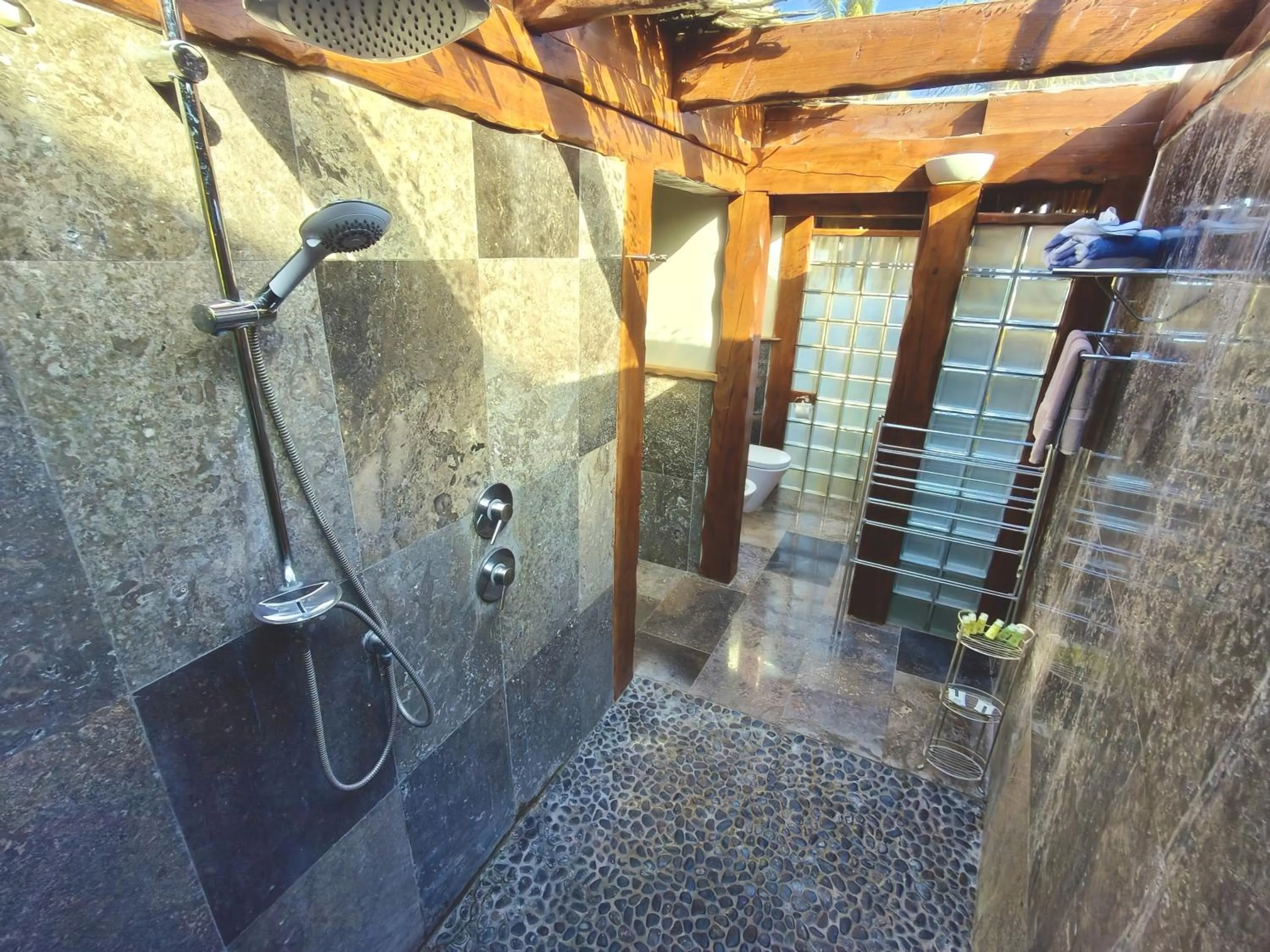 Shower in Aitutaki Escape