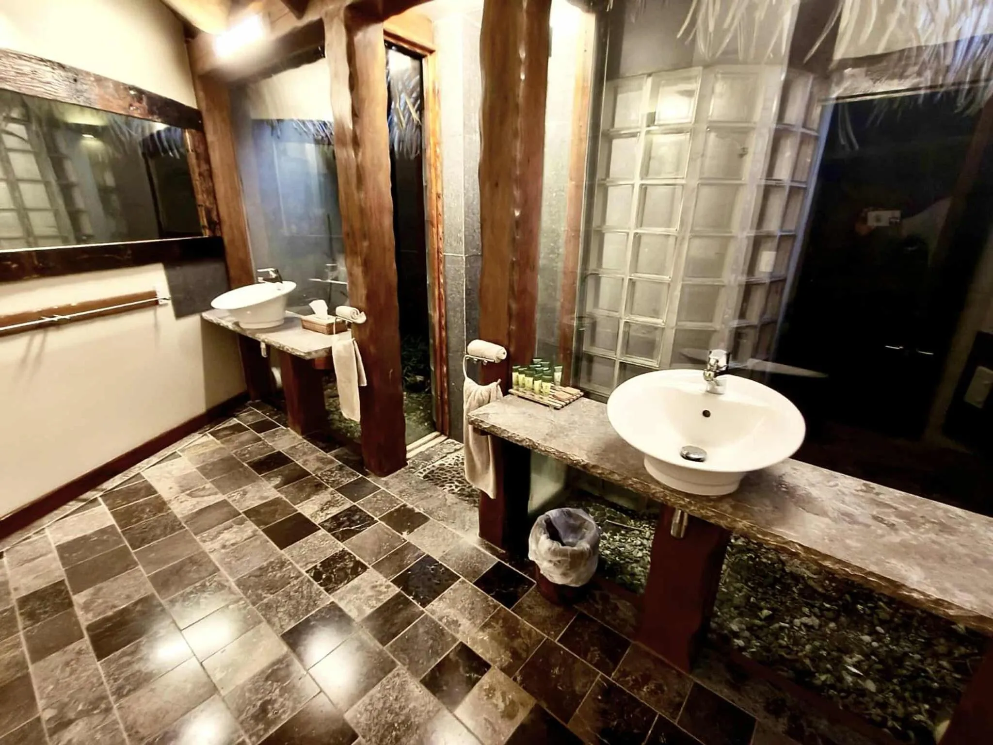 Bathroom in Aitutaki Escape