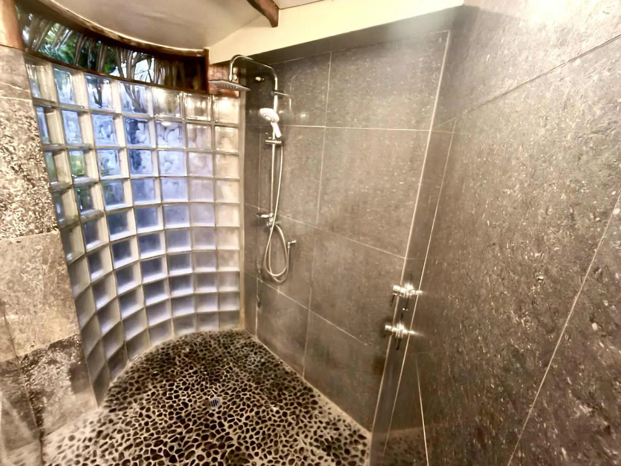 Shower in Aitutaki Escape