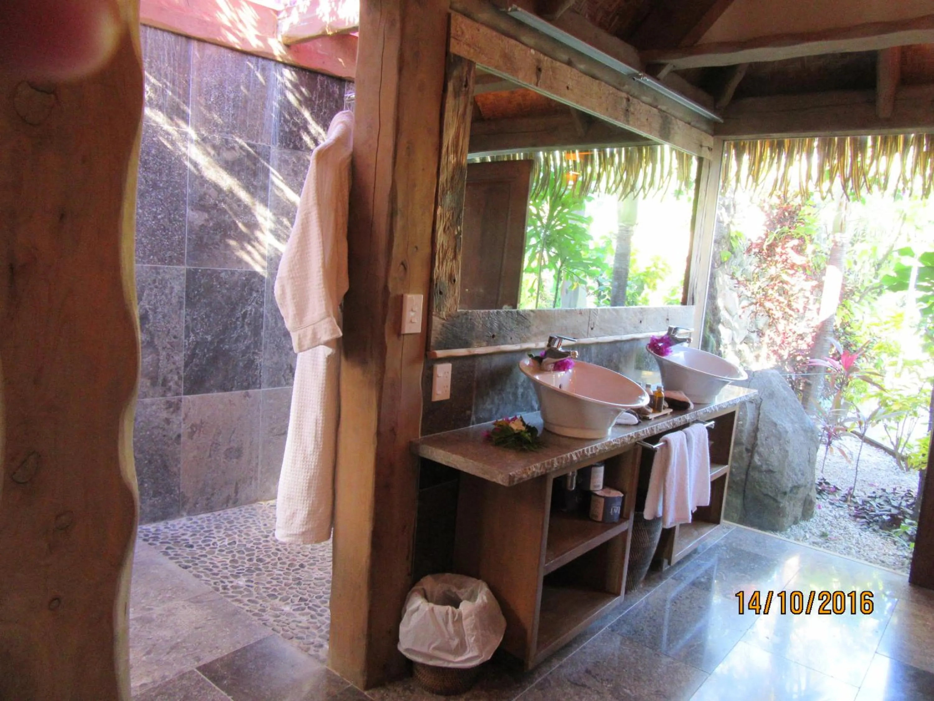 Bathroom in Aitutaki Escape