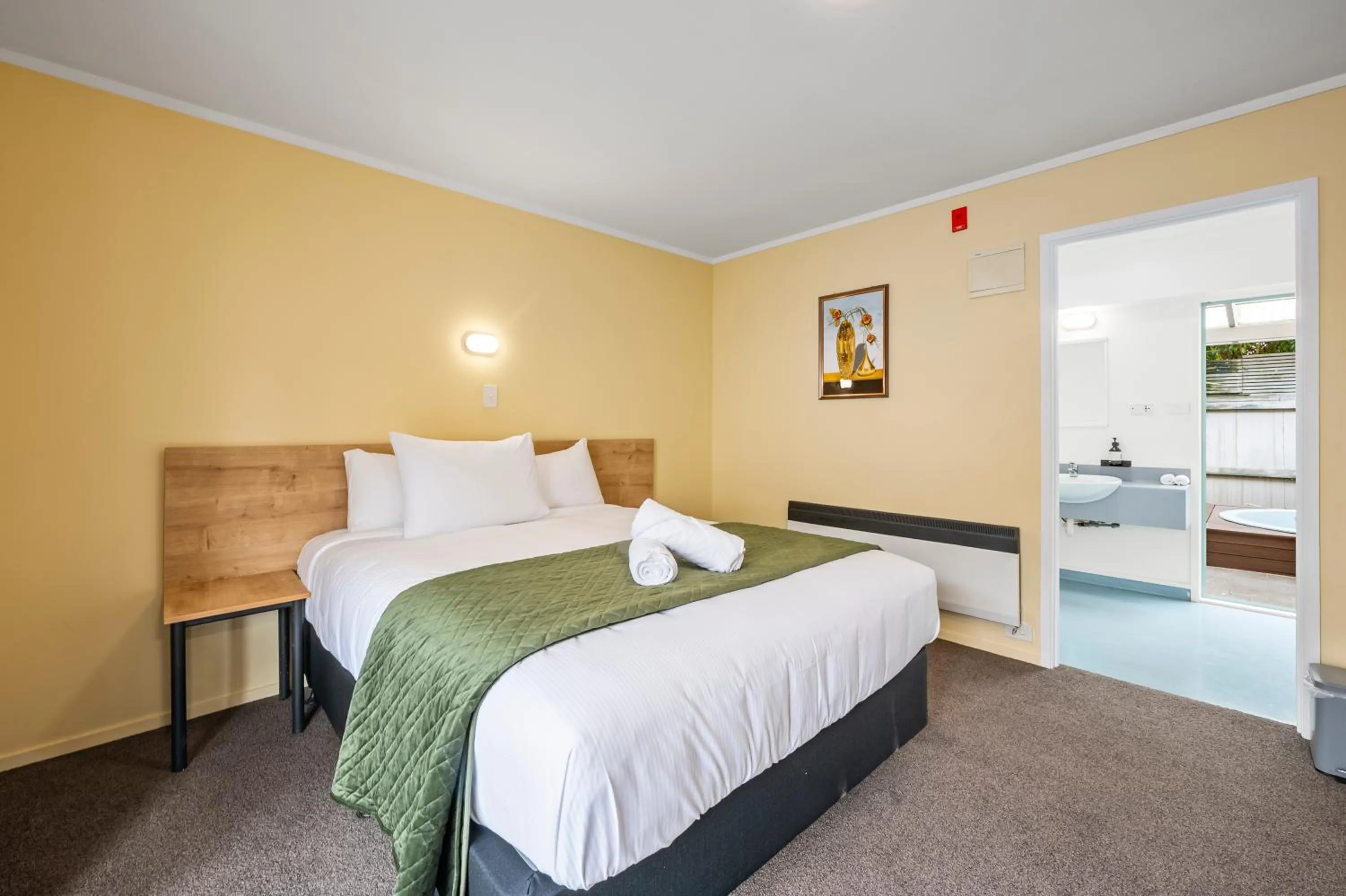 Photo of the whole room, Bed in Fenton Court Motel