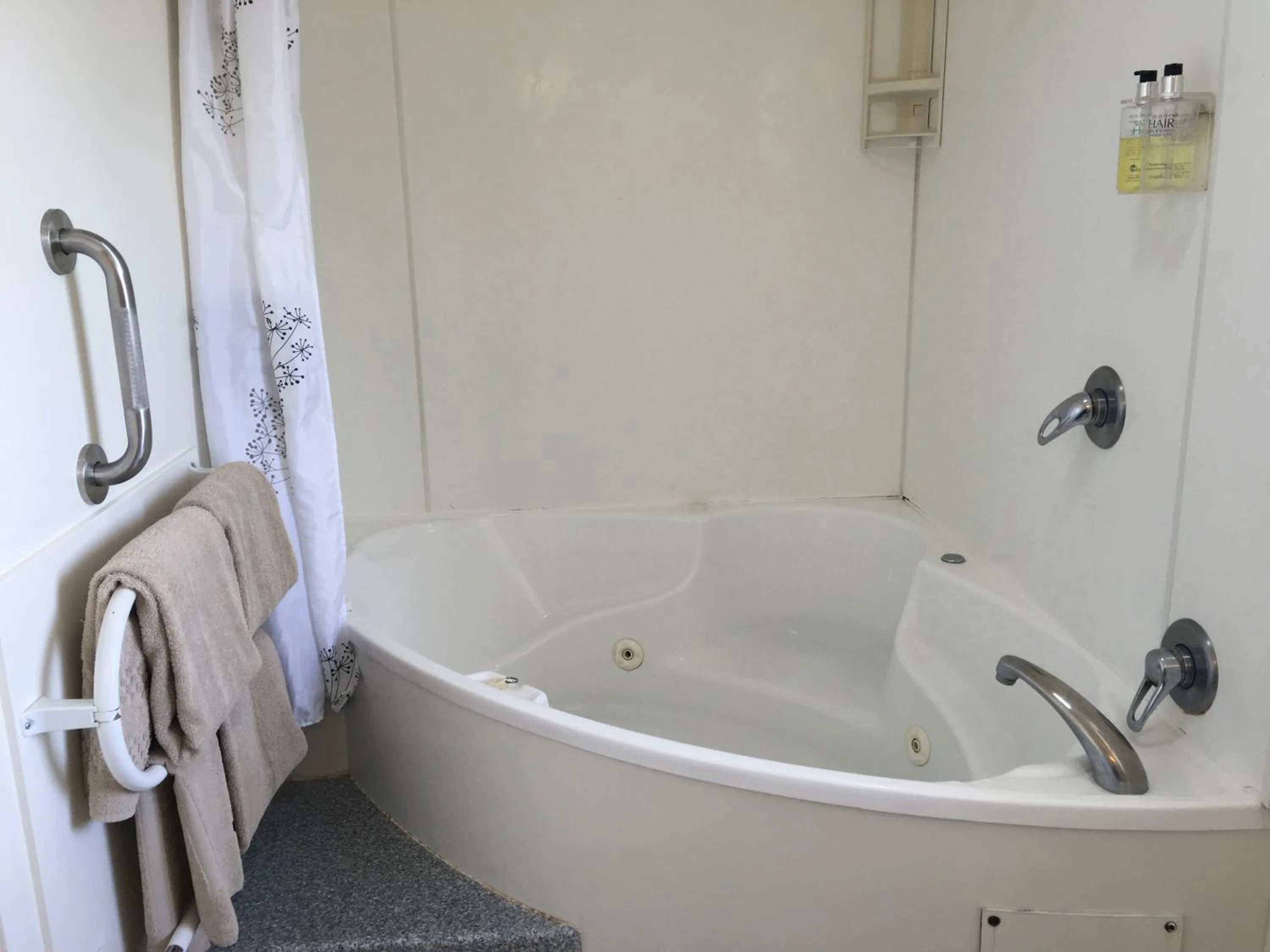 Bathroom in Fenton Court Motel