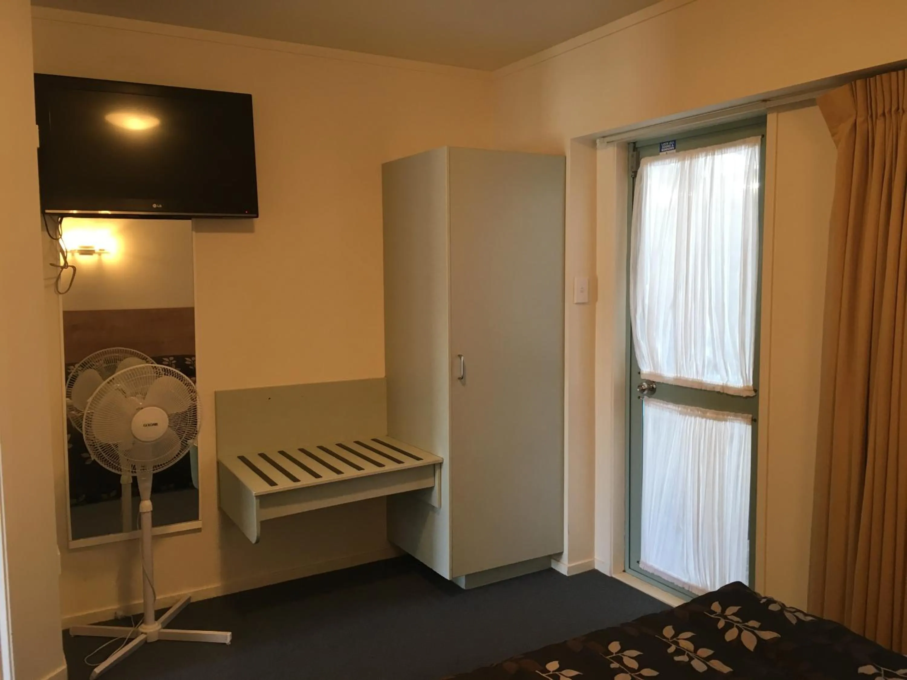 TV and multimedia, Bed in Fenton Court Motel