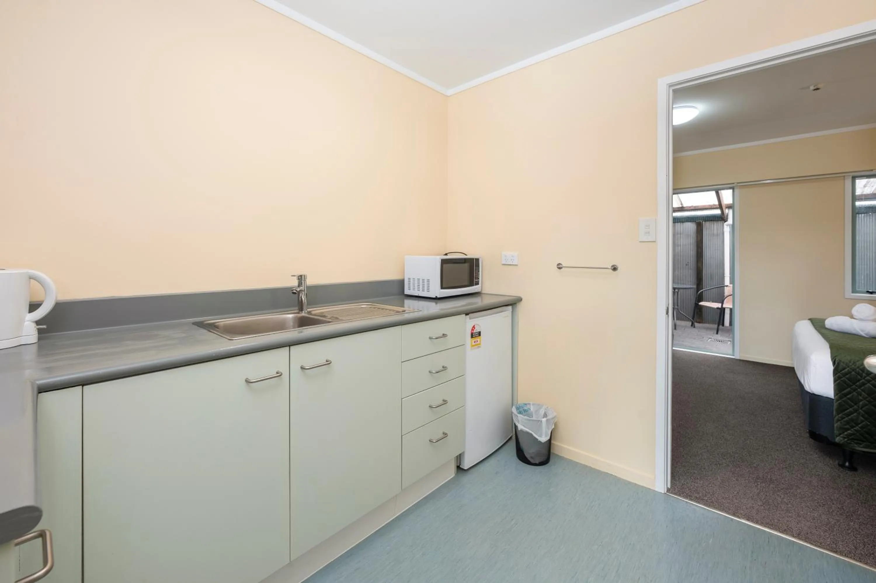 Kitchen or kitchenette in Fenton Court Motel