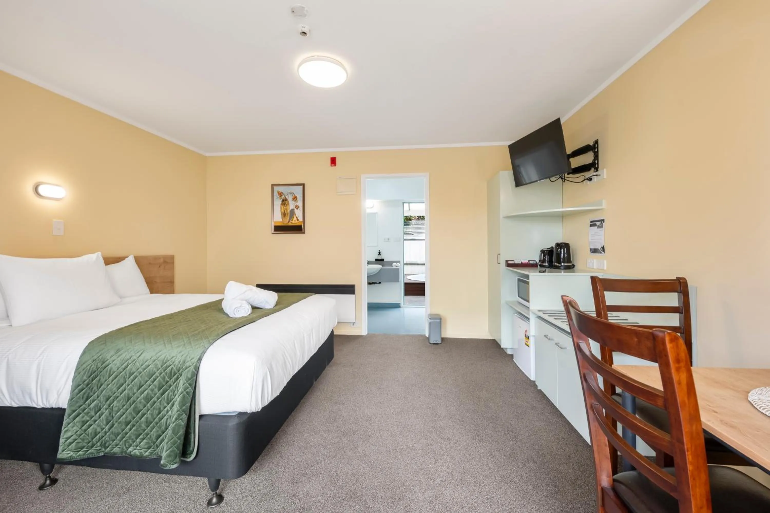 TV and multimedia, Bed in Fenton Court Motel