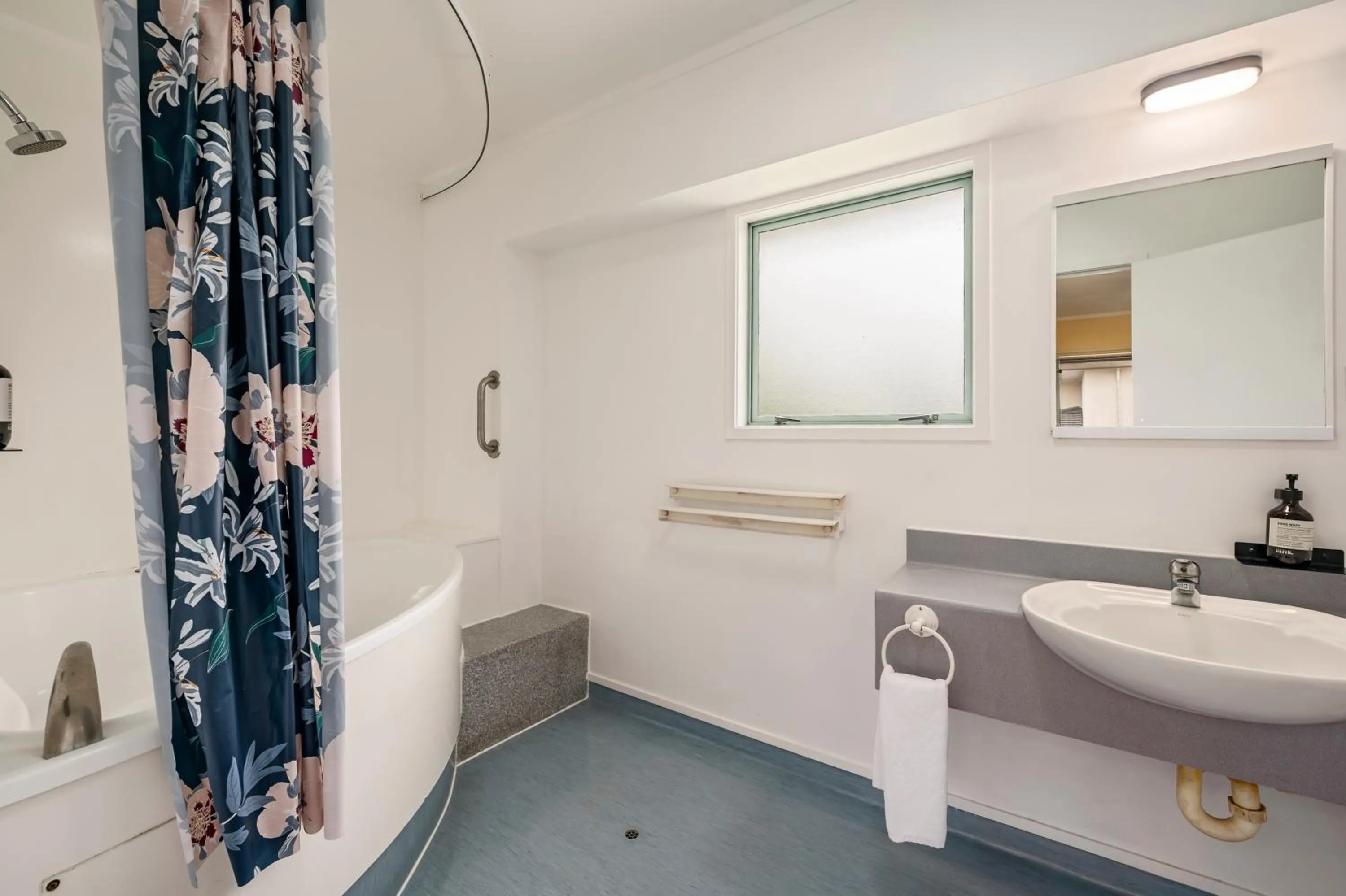 Shower in Fenton Court Motel