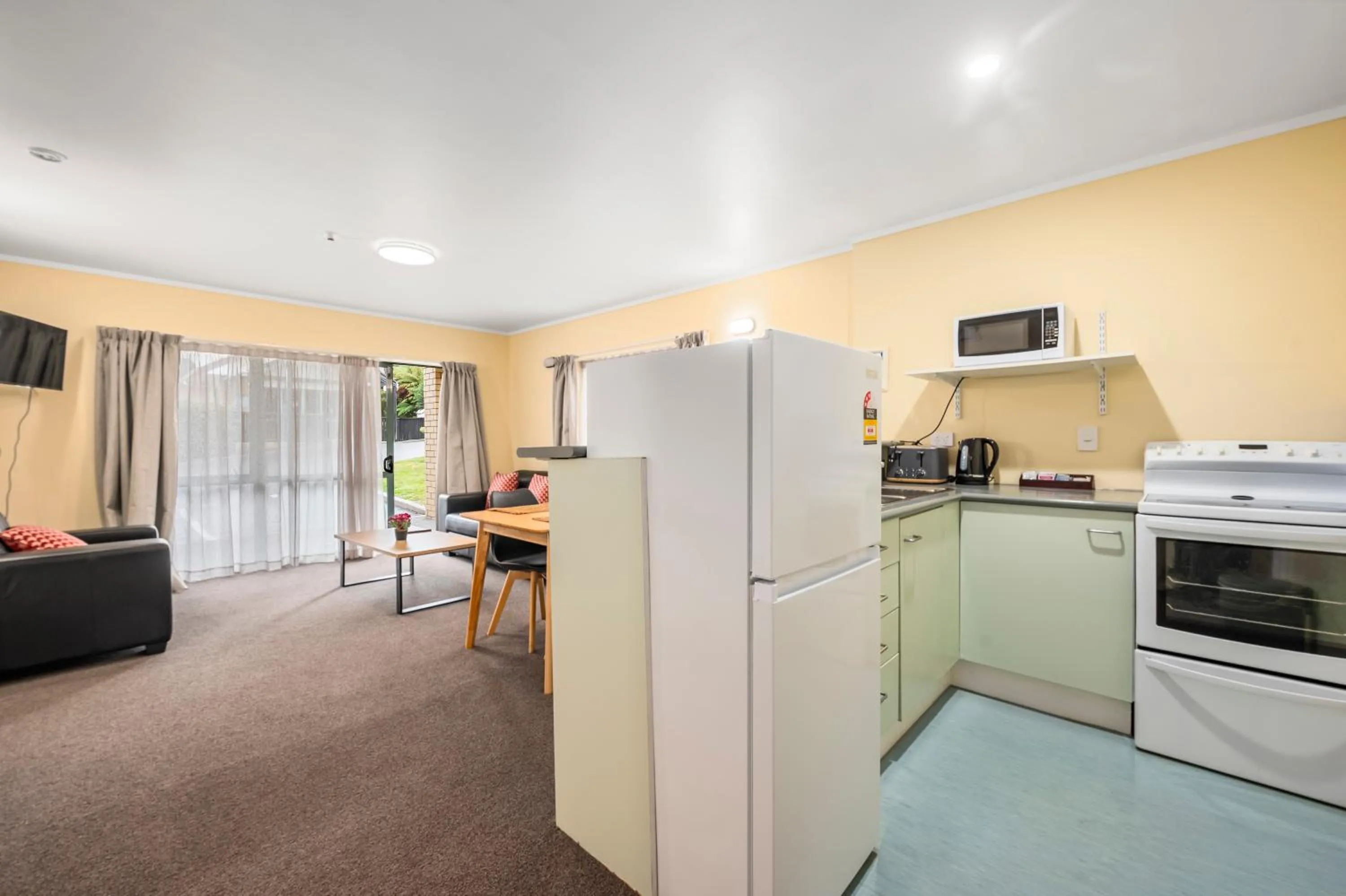 Kitchen or kitchenette in Fenton Court Motel