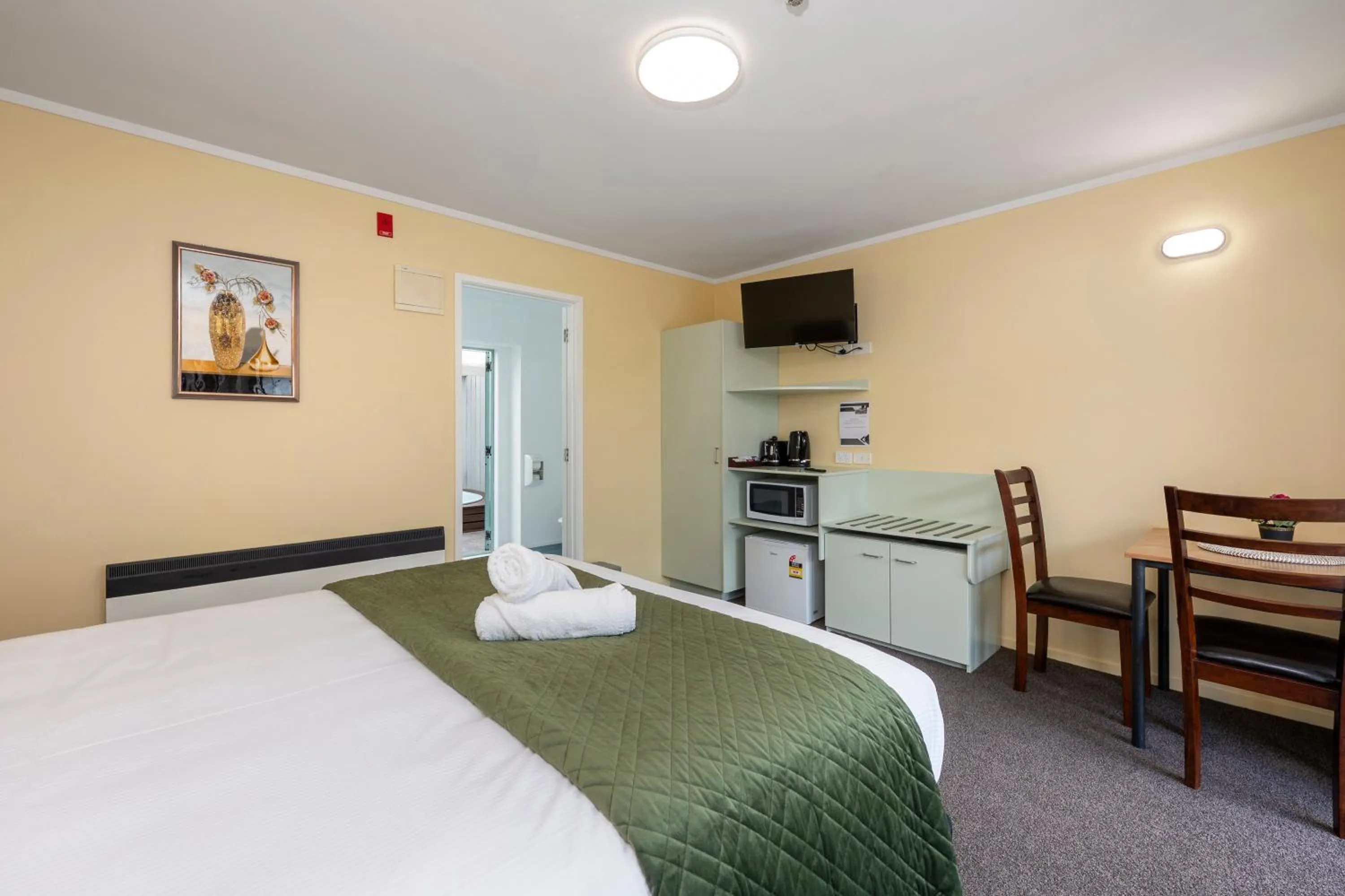 TV and multimedia, Bed in Fenton Court Motel