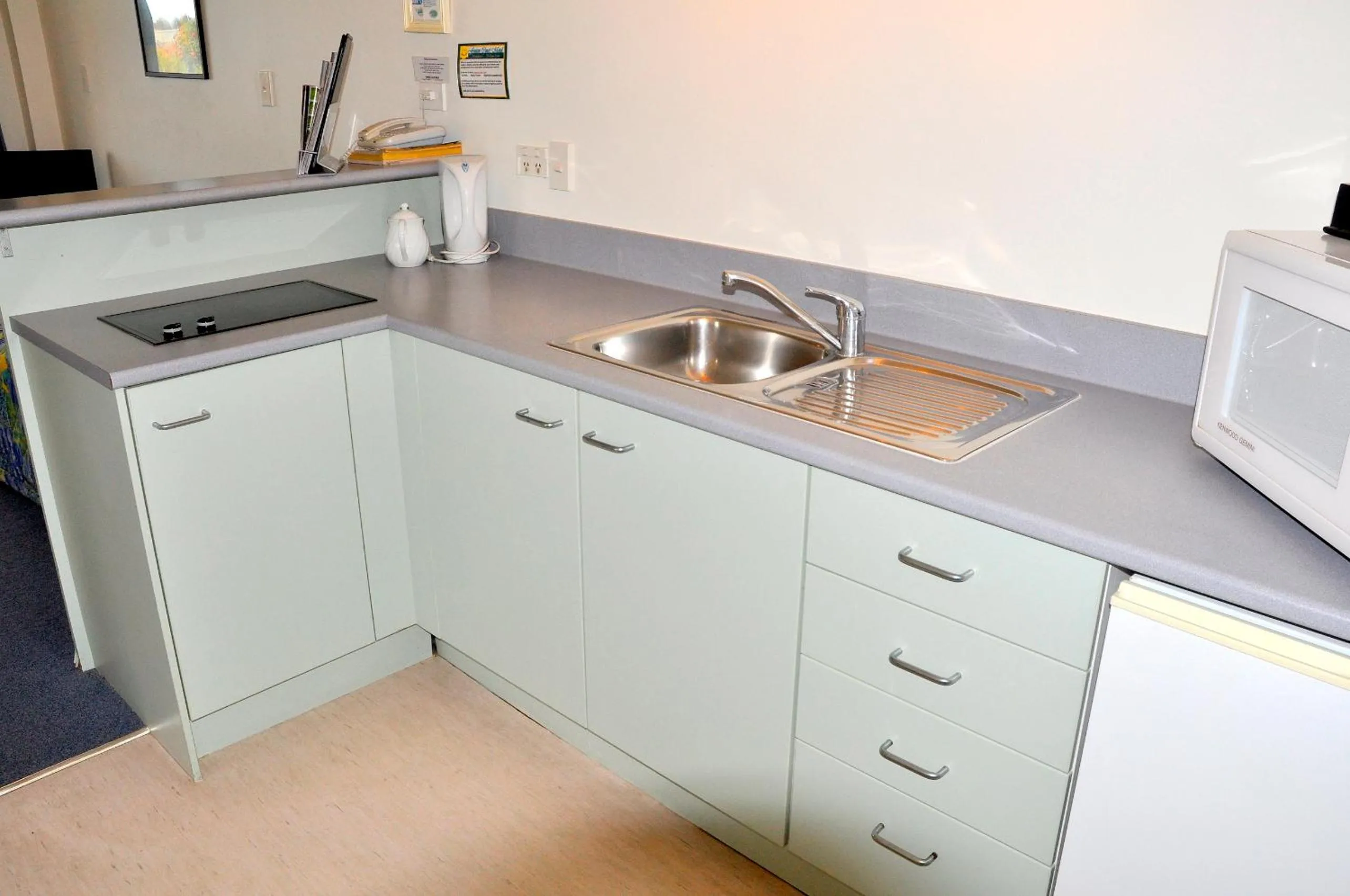 Kitchen or kitchenette in Fenton Court Motel