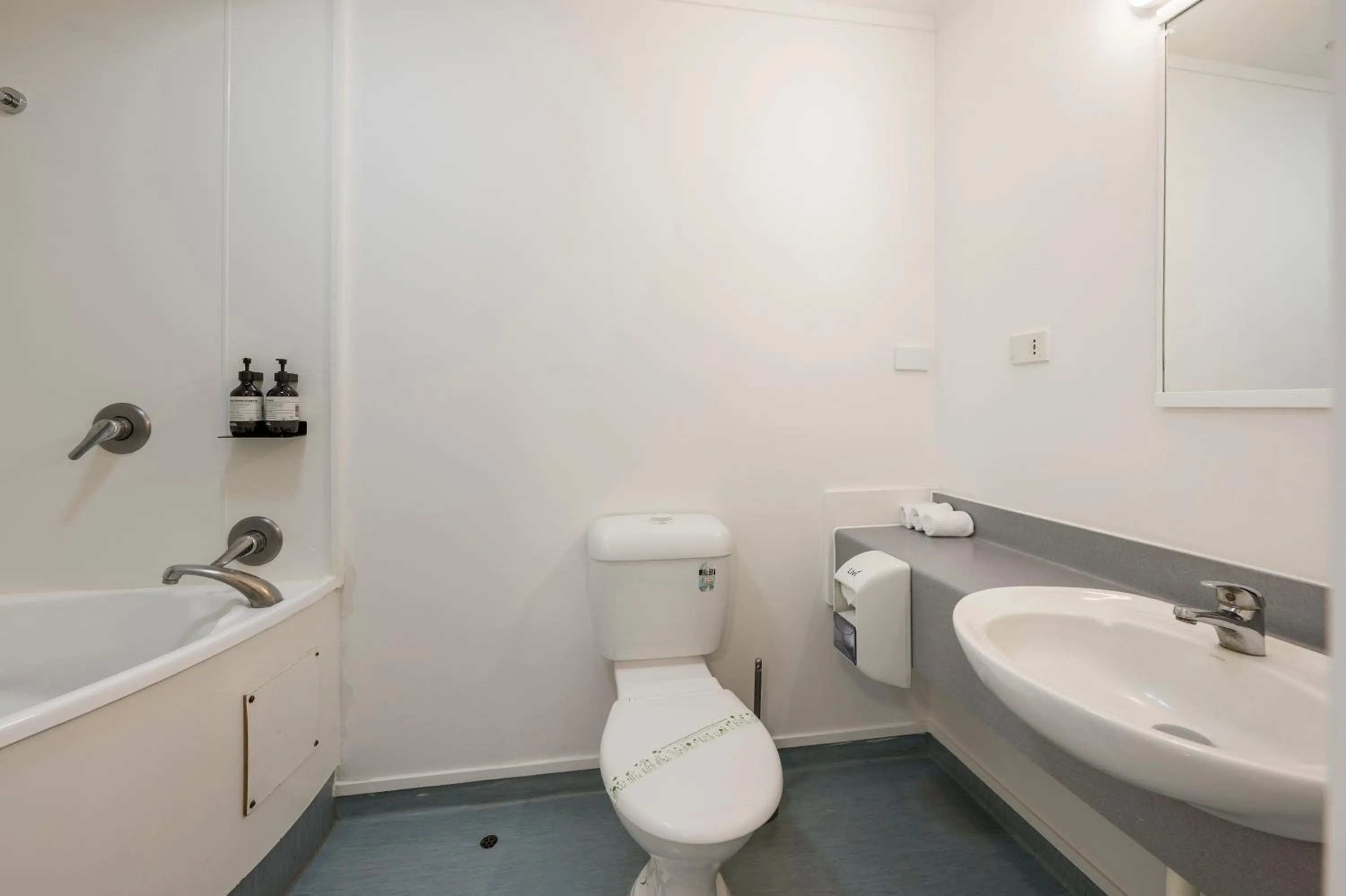 Toilet in Fenton Court Motel