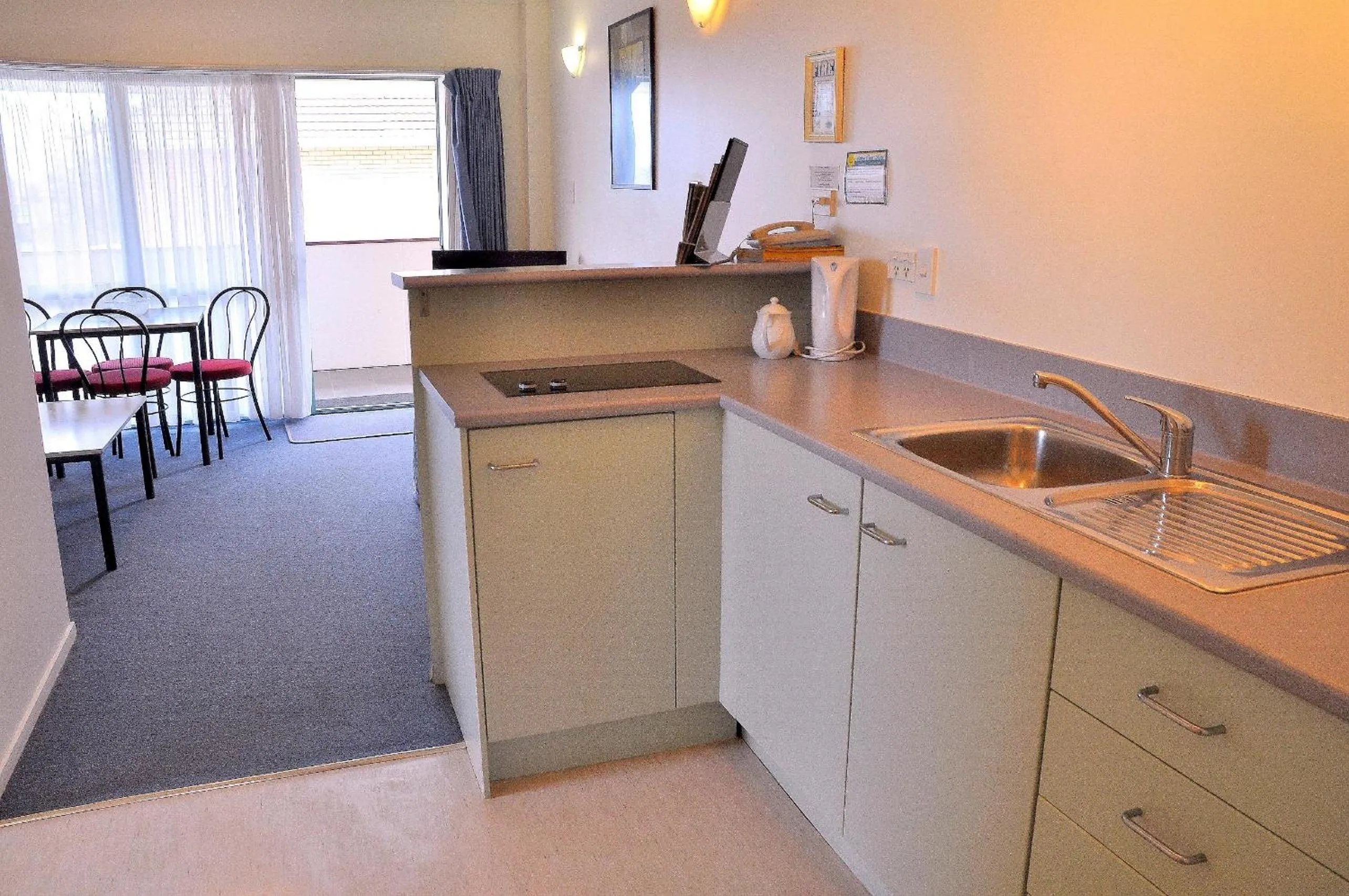Kitchen or kitchenette in Fenton Court Motel