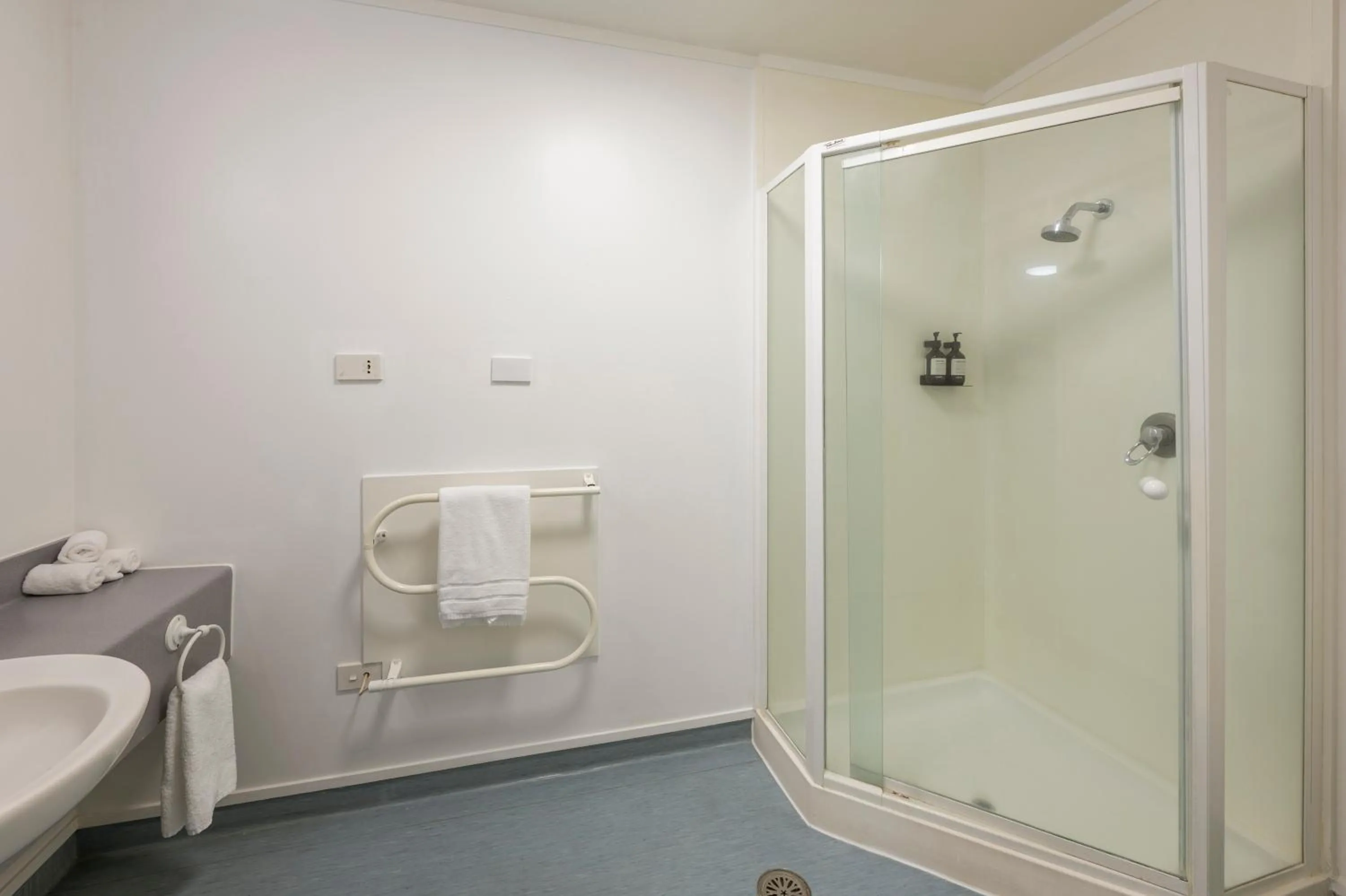 Toilet in Fenton Court Motel