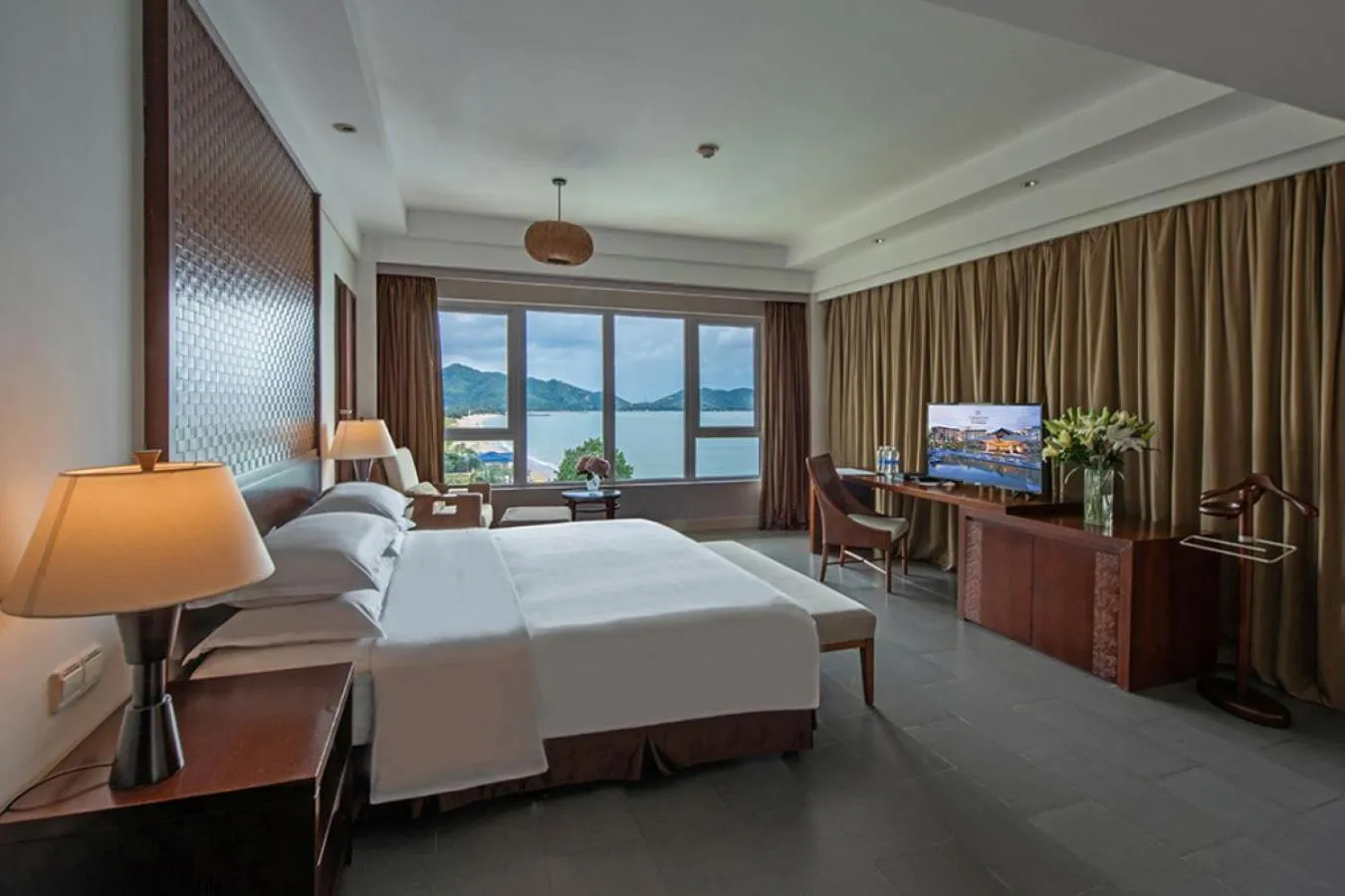 Bed in Sheraton Huizhou Beach Resort