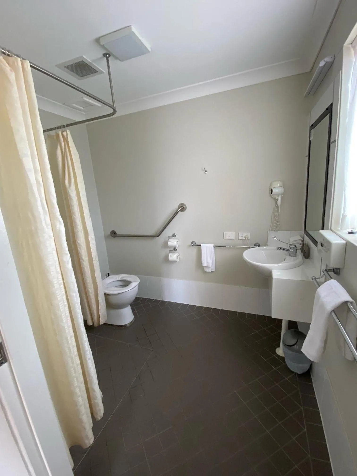 Bathroom in Maitland City Motel