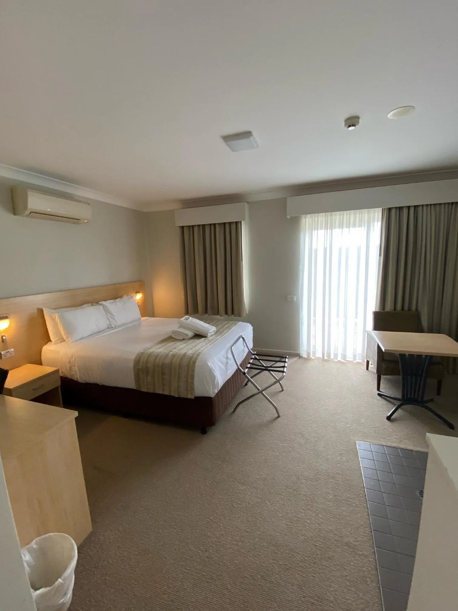 Bed in Maitland City Motel