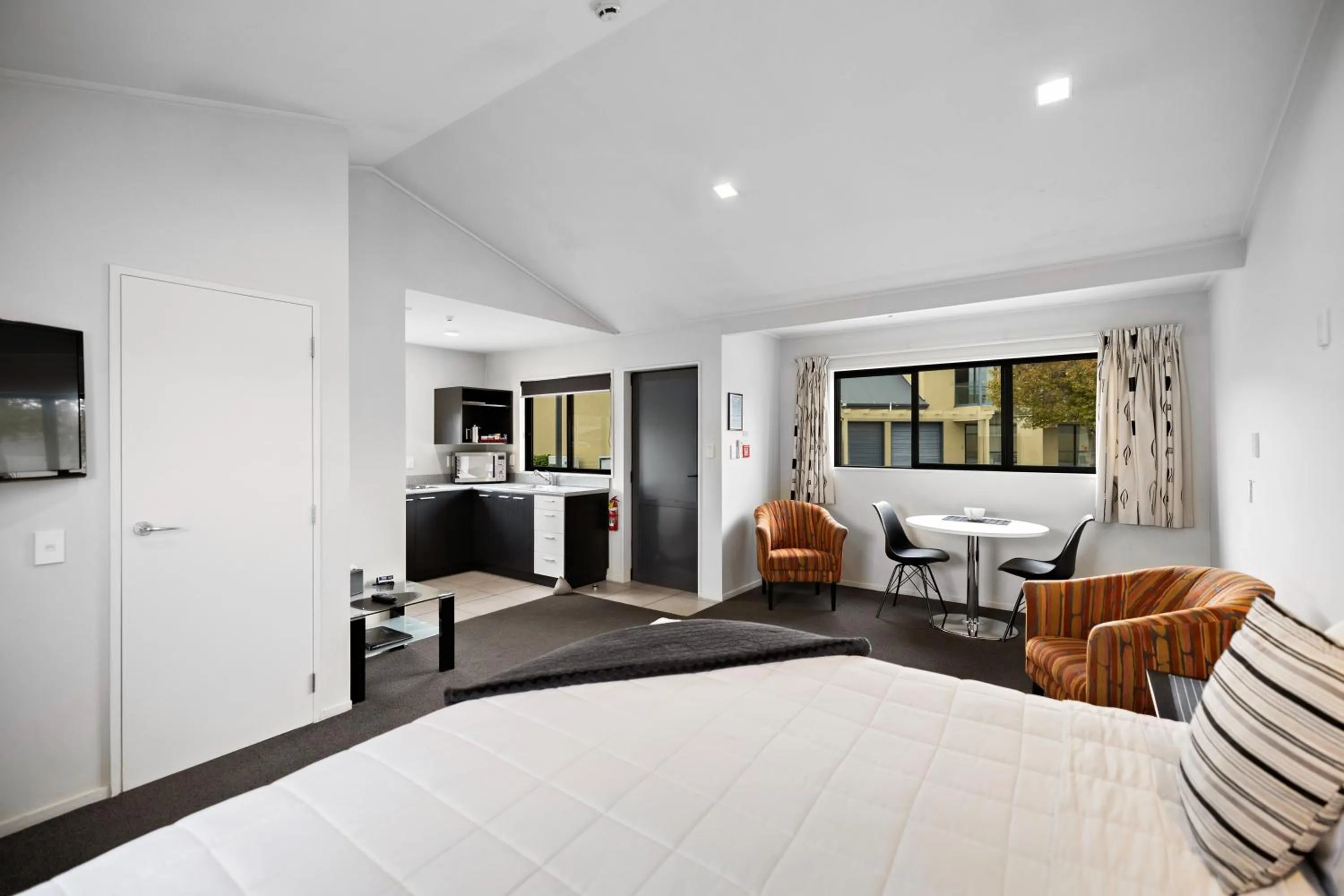 Seating area, Bed in Avenue Motel