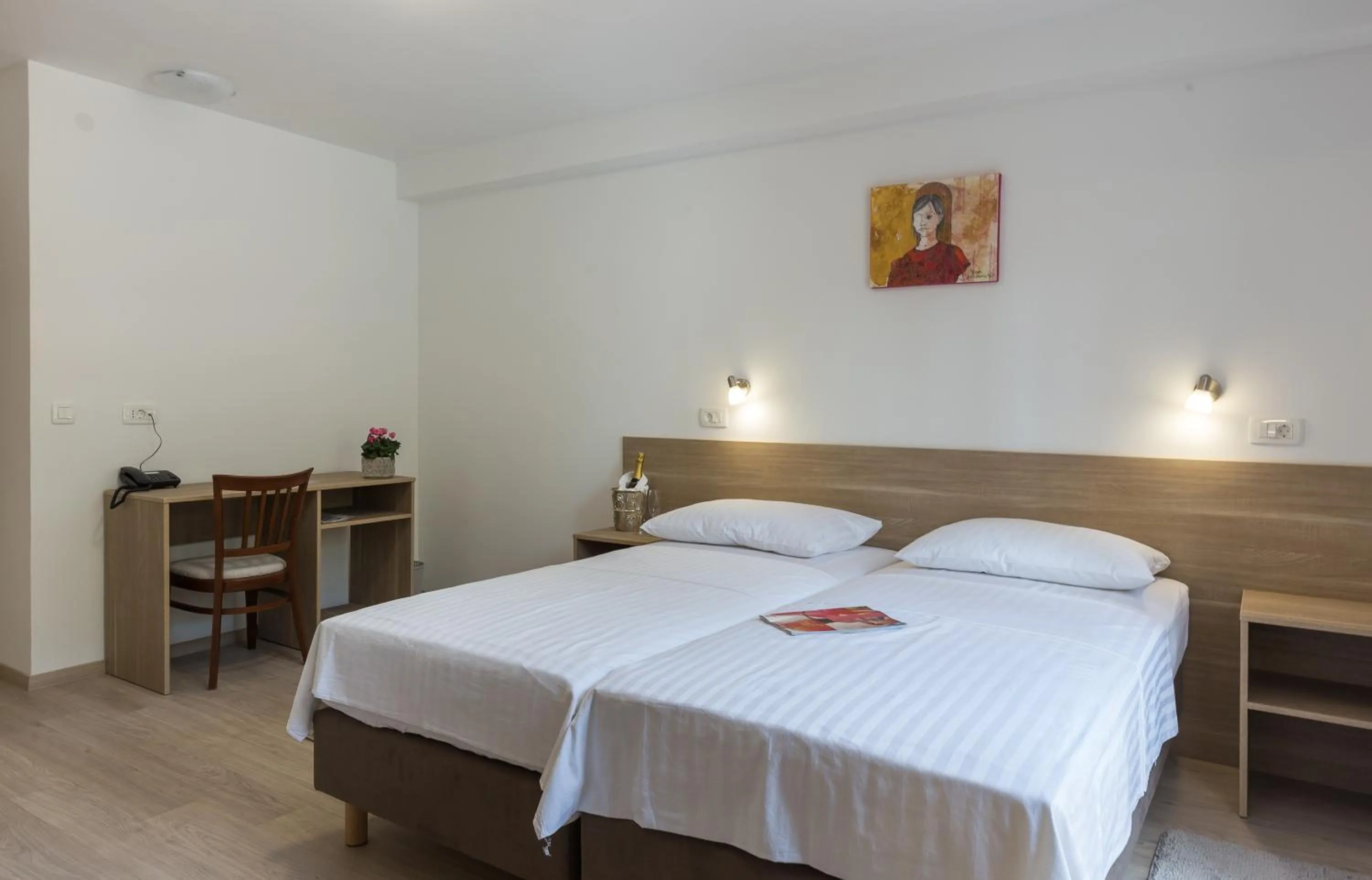 Dining area, Bed in Hotel Vimbula - Komolac