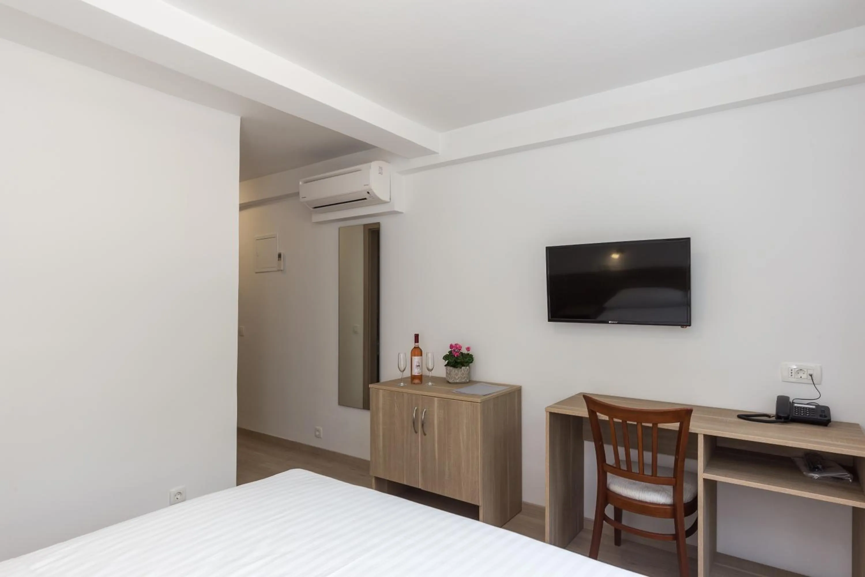 Dining area, Bed in Hotel Vimbula - Komolac