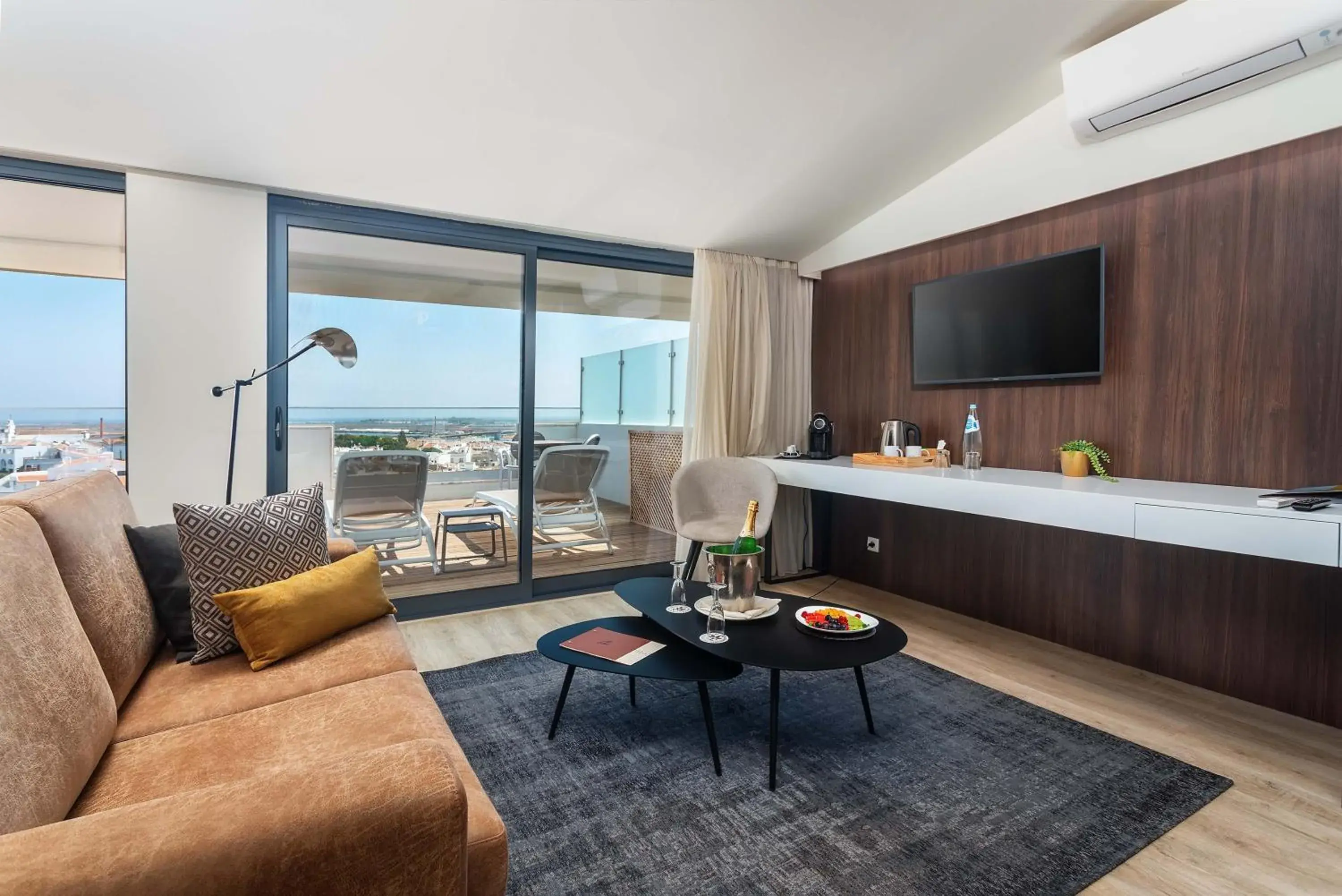 Master Suite with Jacuzzi in AP Maria Nova Lounge - Adults Friendly Master Suite with Jacuzzi in AP Maria Nova Lounge - Adults Friendly