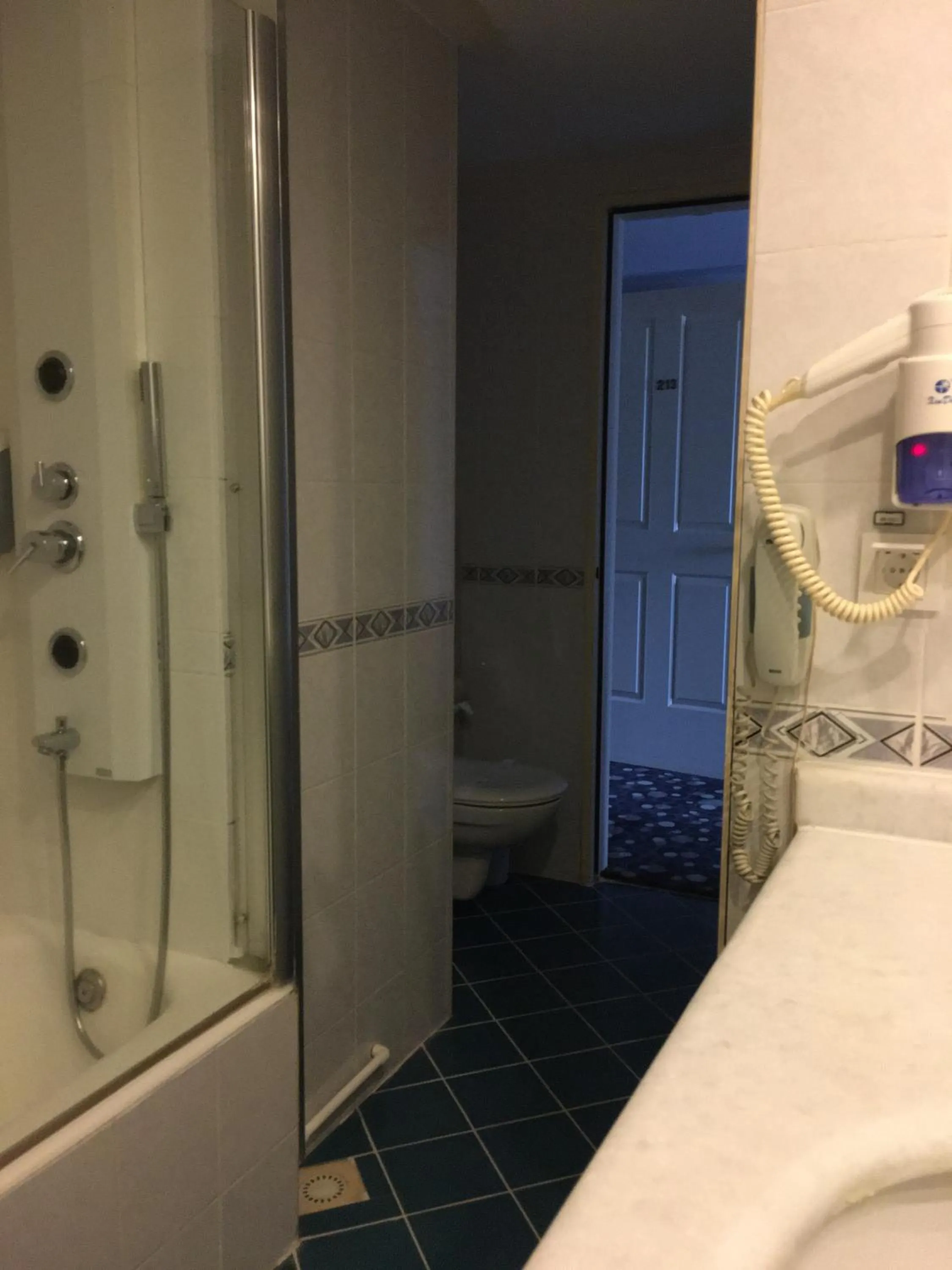 Bathroom, Bed in Hotel Eken Prestige