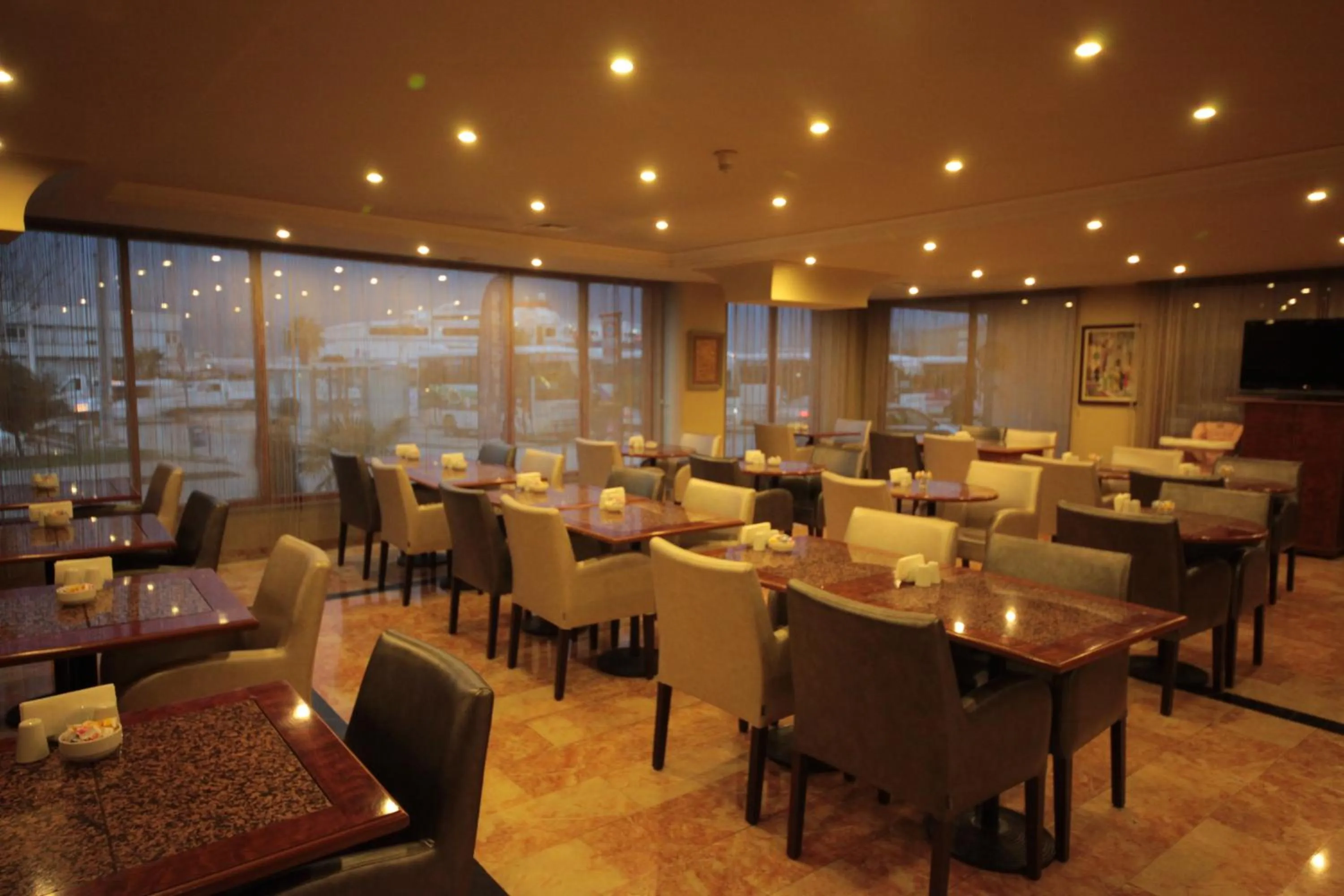 Restaurant/places to eat in Hotel Eken Prestige