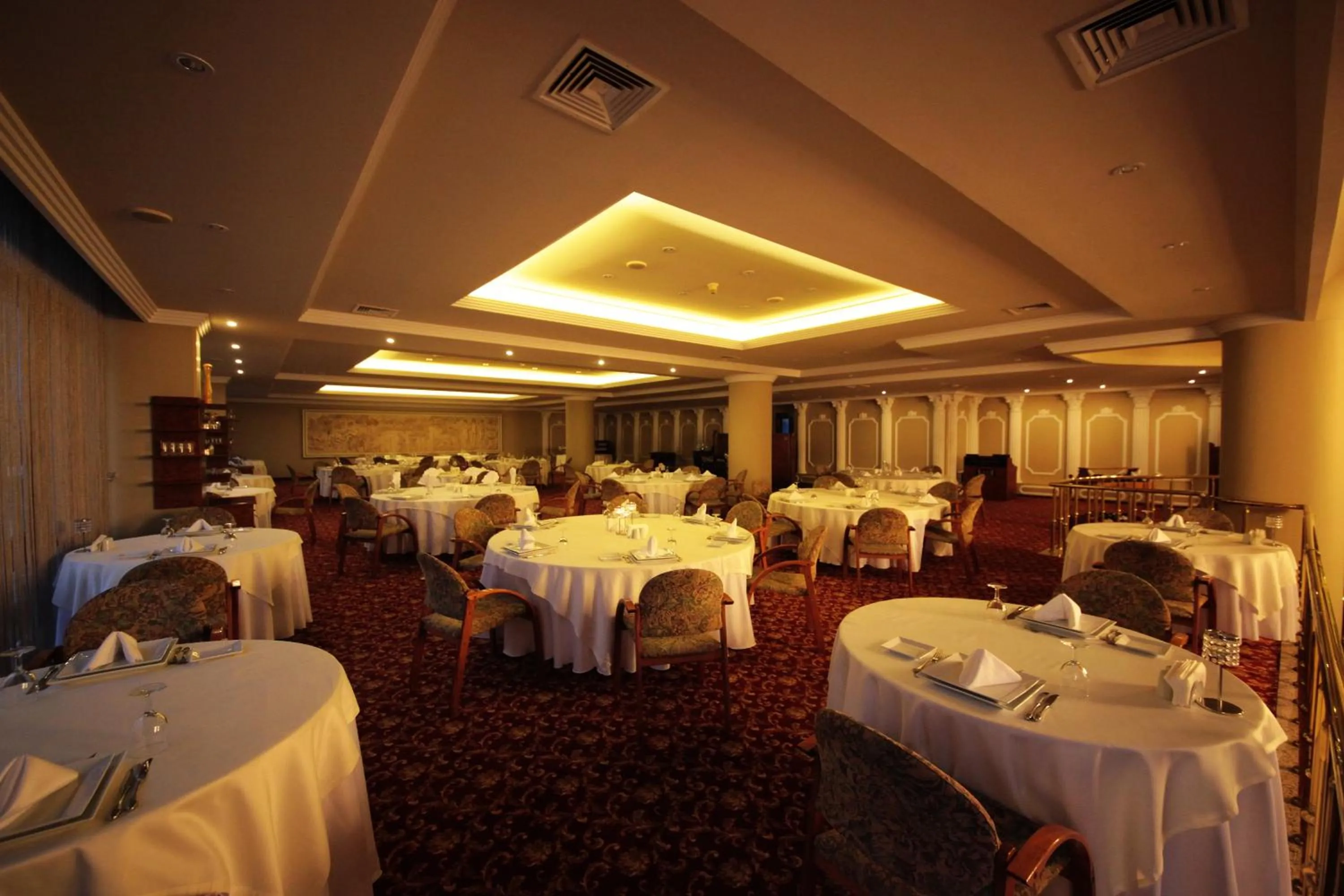 Restaurant/places to eat in Hotel Eken Prestige