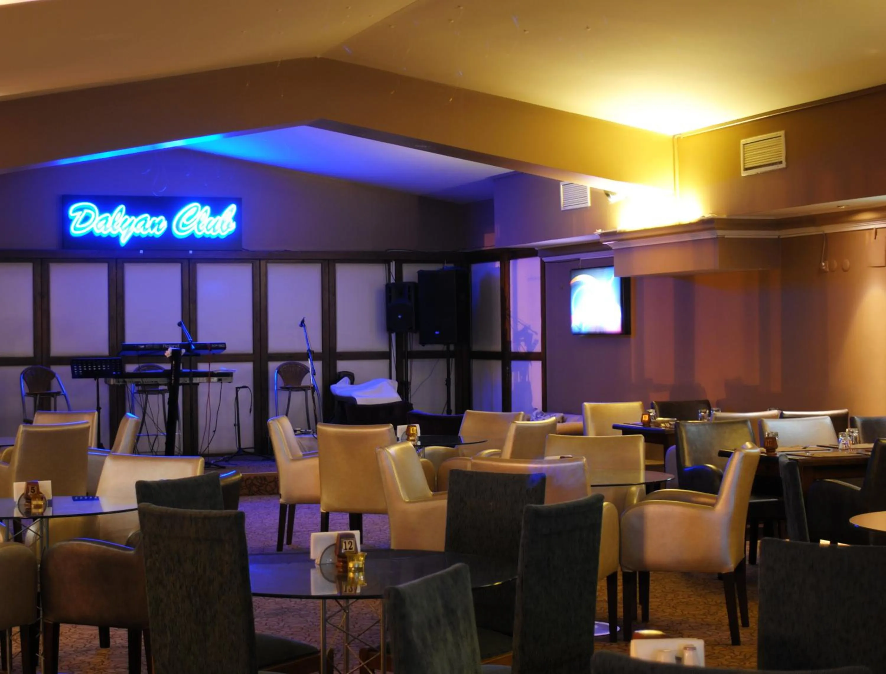 Restaurant/places to eat in Hotel Eken Prestige