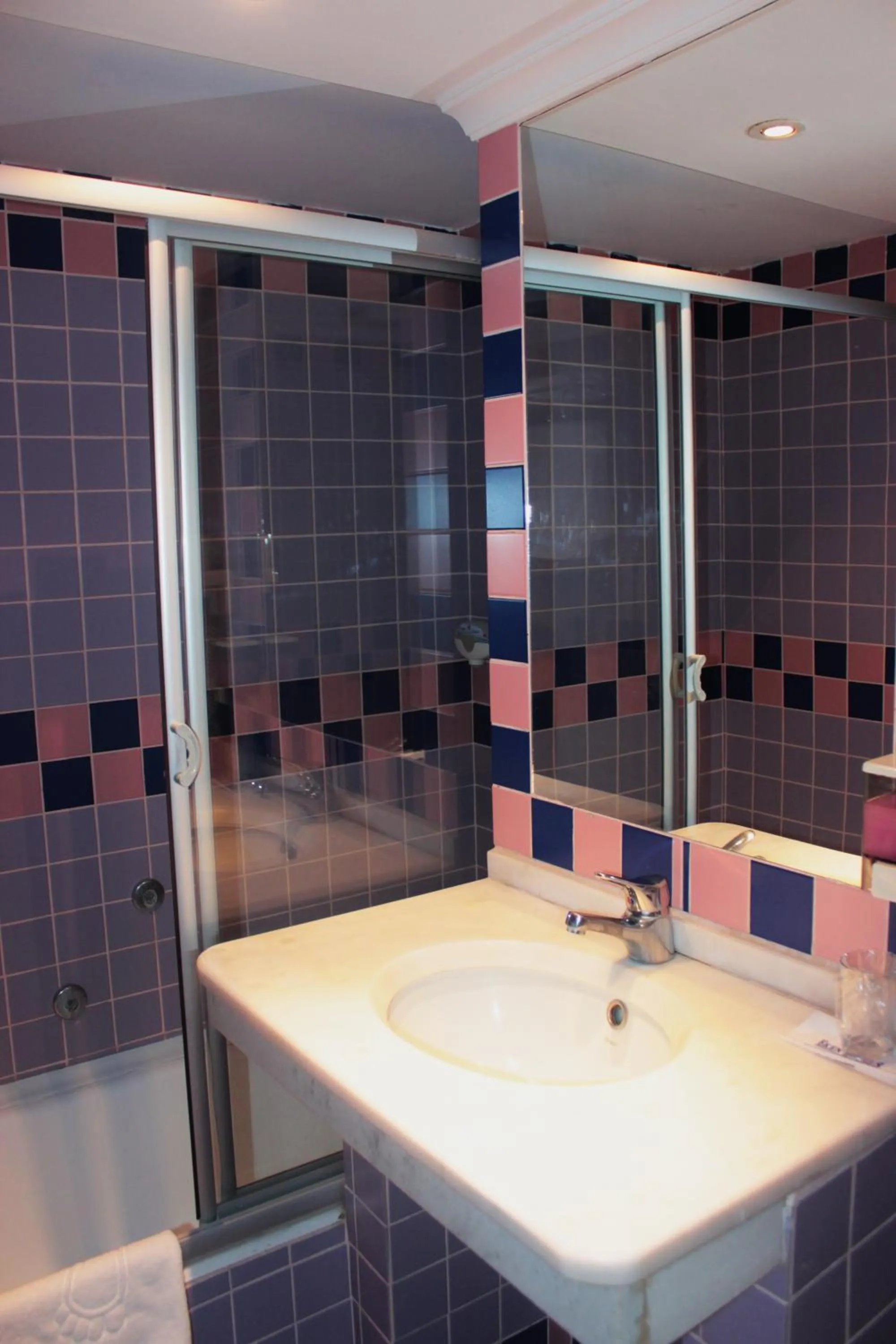 Bathroom in Hotel Eken Prestige