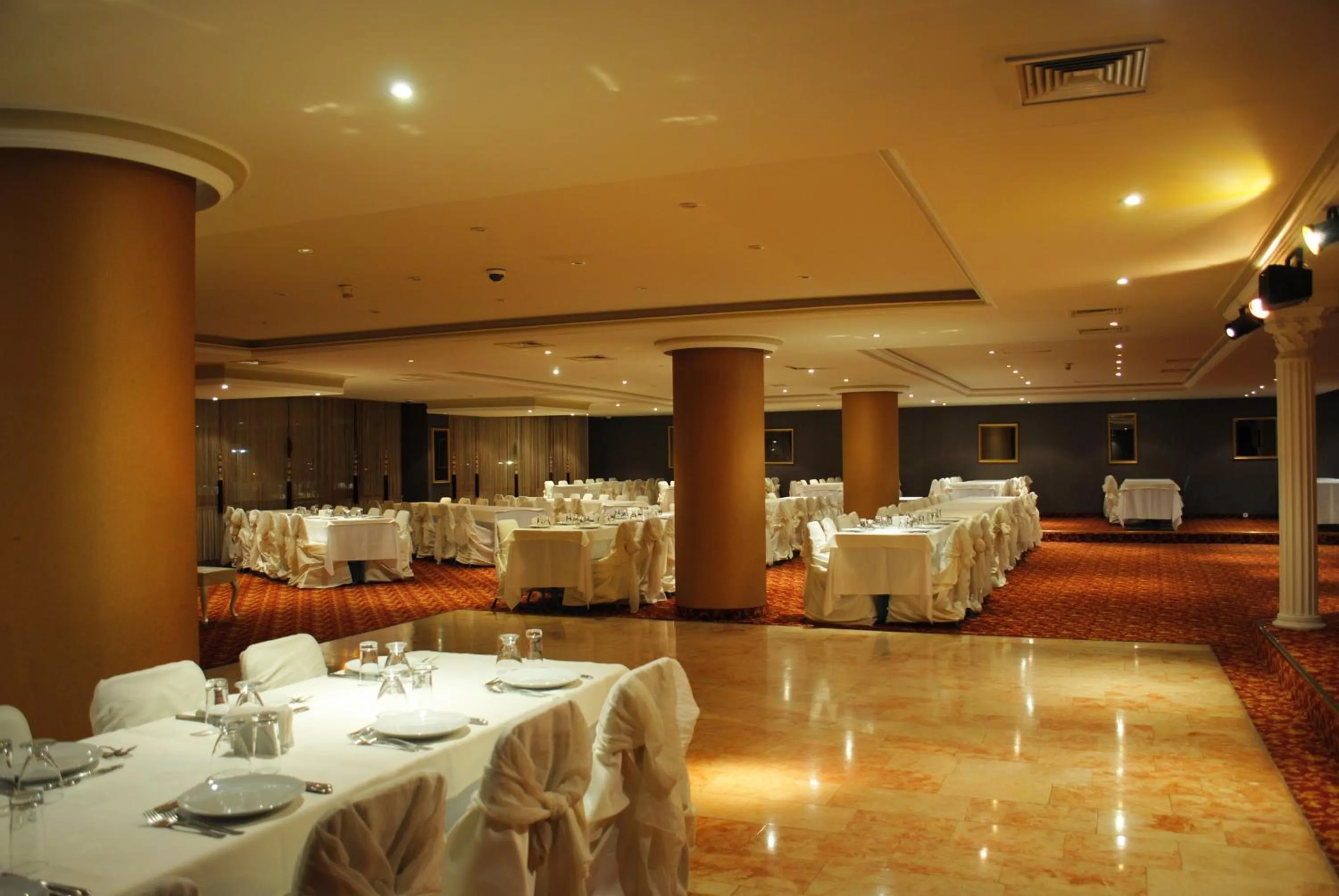 Restaurant/places to eat in Hotel Eken Prestige
