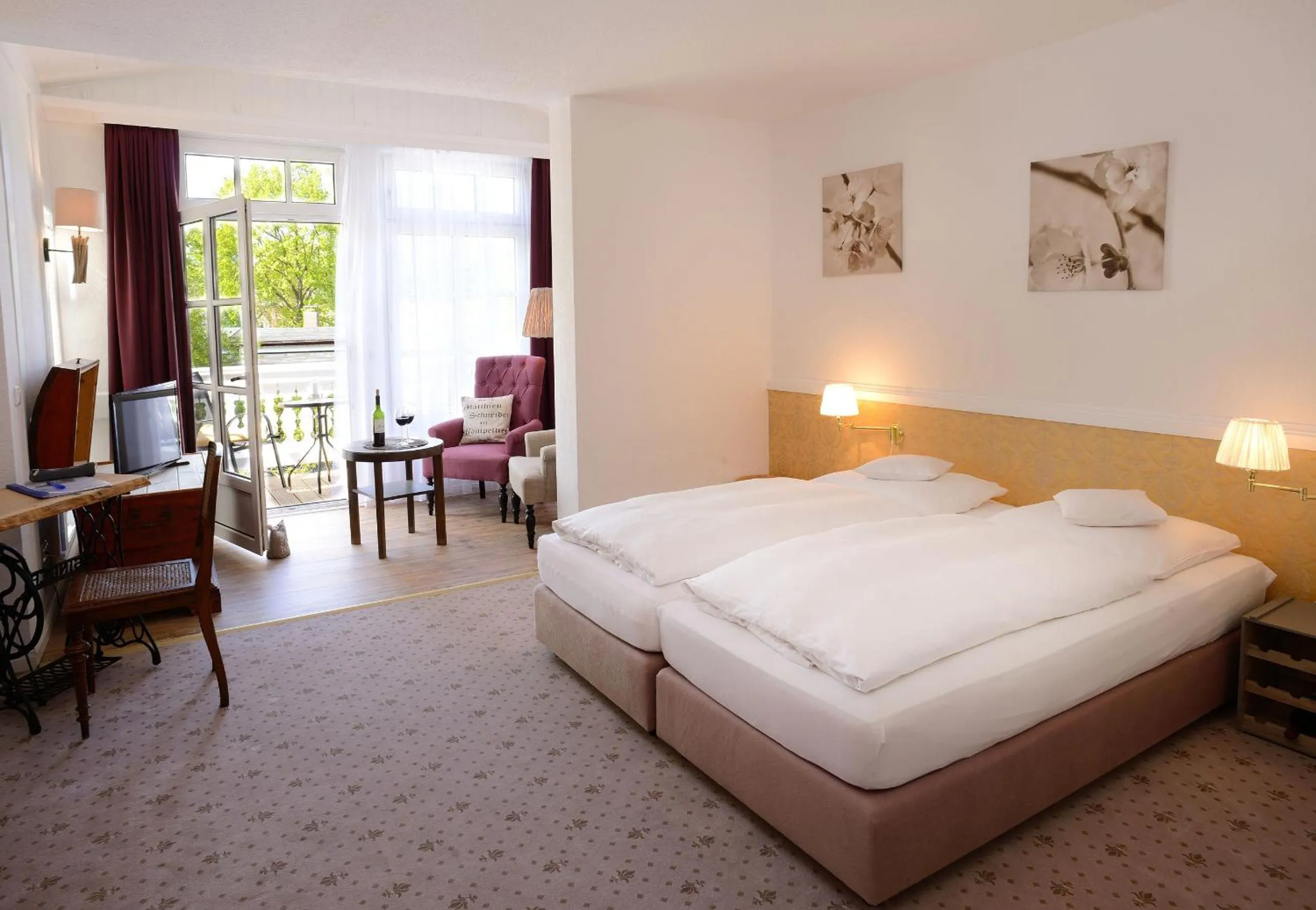 Living room, Bed in Hotel Villa Granitz