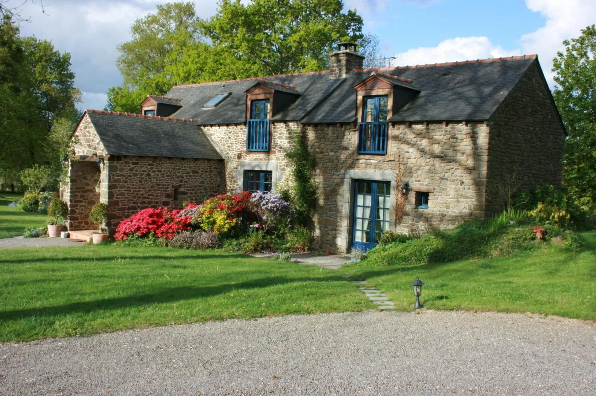 Property building in Au Pont Ricoul
