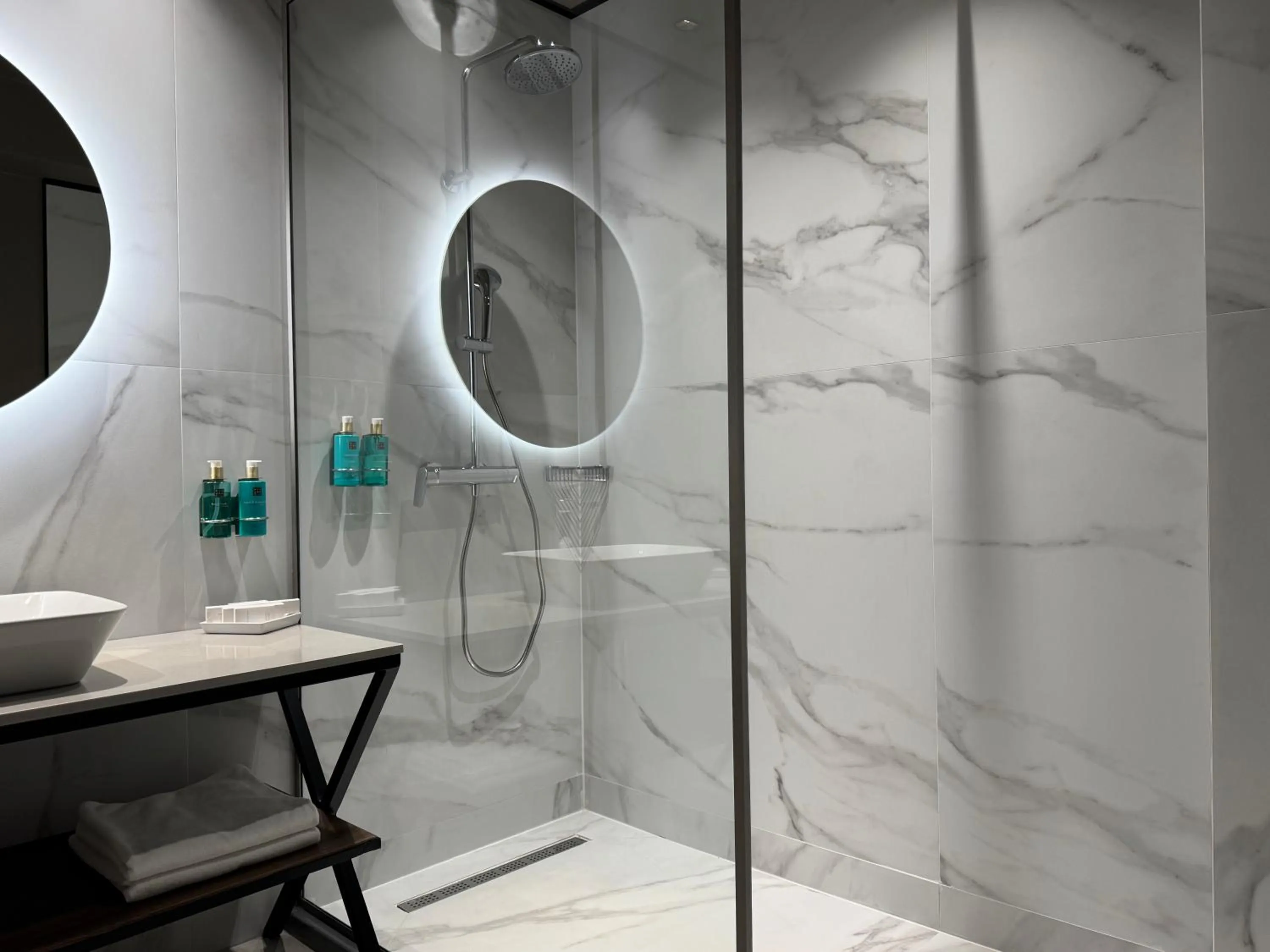 Bathroom in RIN Airport Hotel