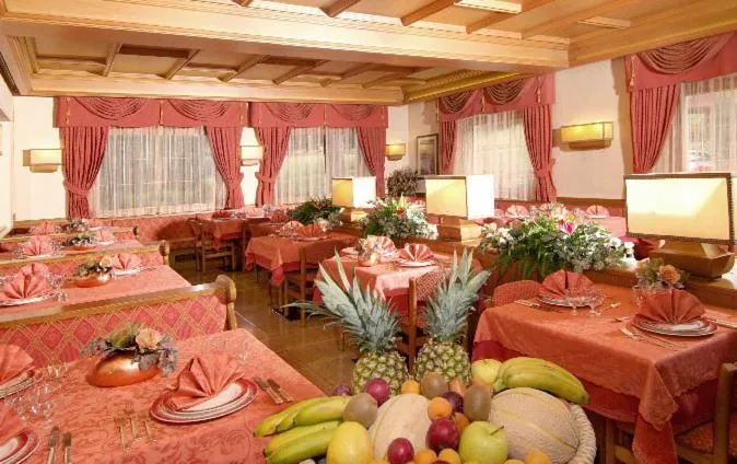 Restaurant/places to eat in Hotel Europa