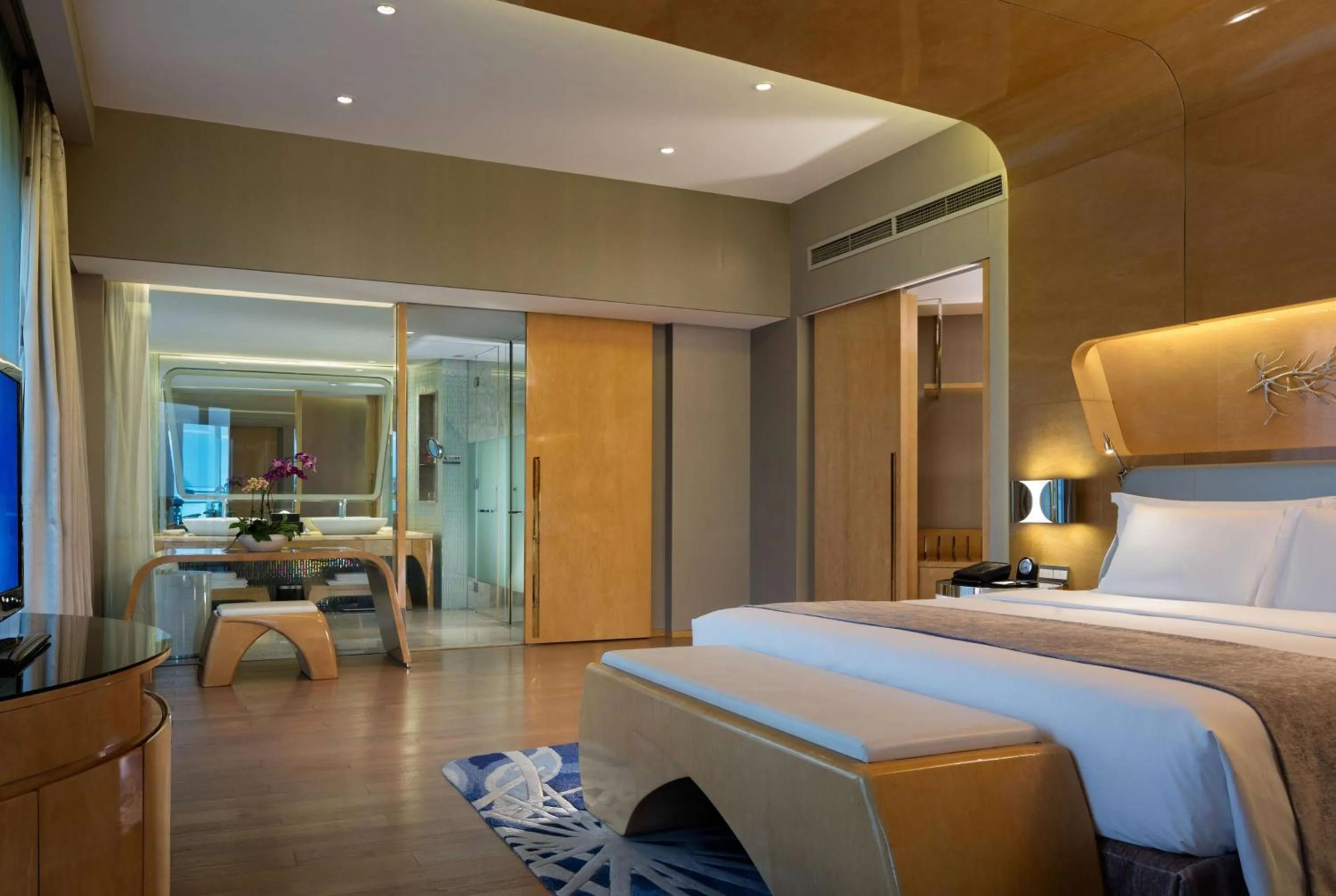 Photo of the whole room, Bed in Wyndham Grand Qingdao