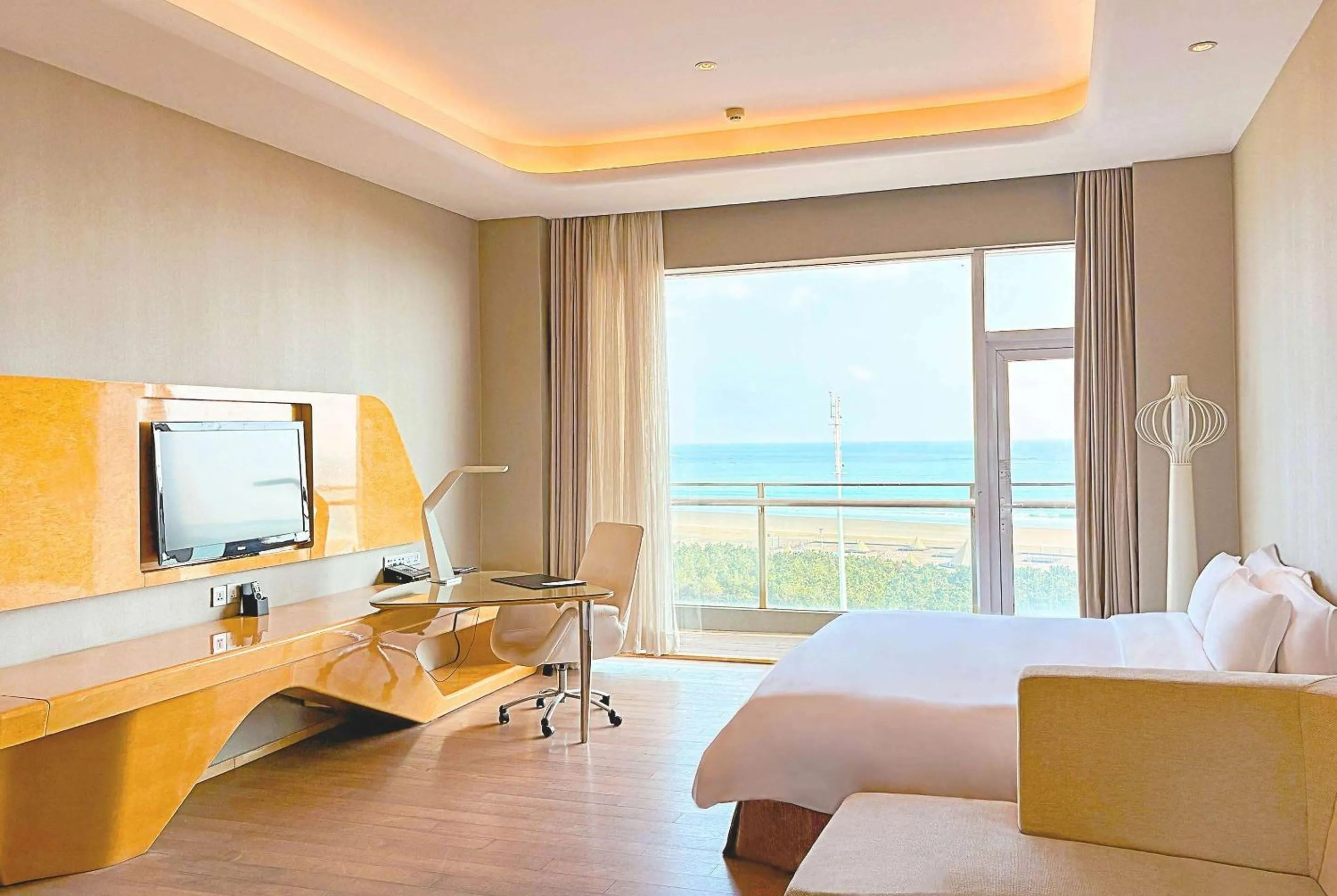 Photo of the whole room, Bed in Wyndham Grand Qingdao