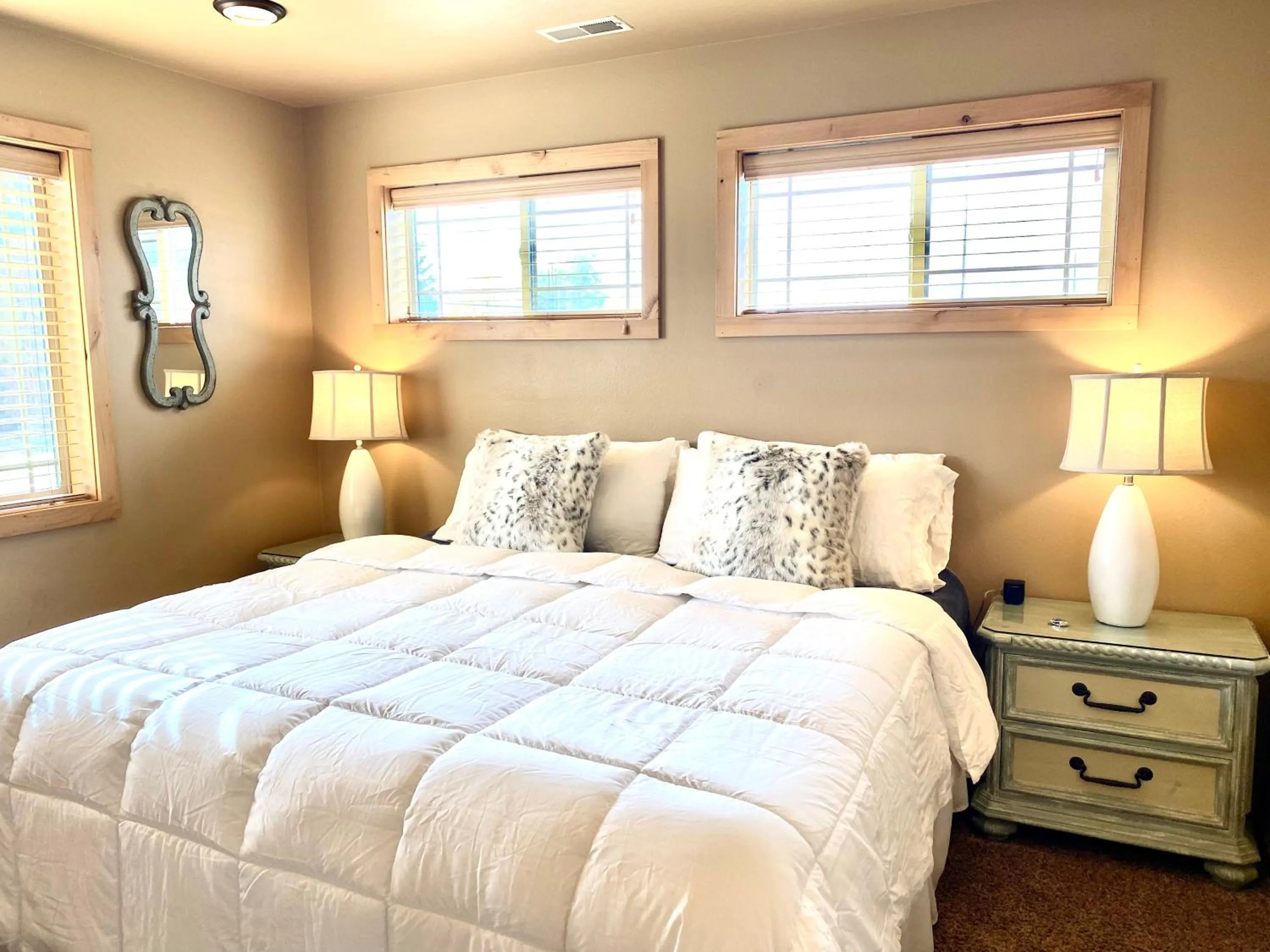 Living room, Bed in The Raspberry Garden