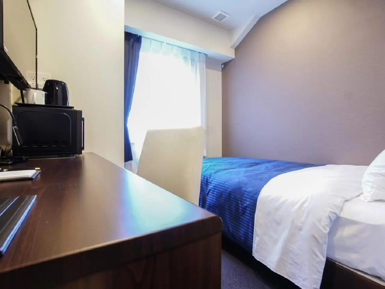 Photo of the whole room, Bed in HOTEL LiVEMAX Yokohama Motomachi Ekimae